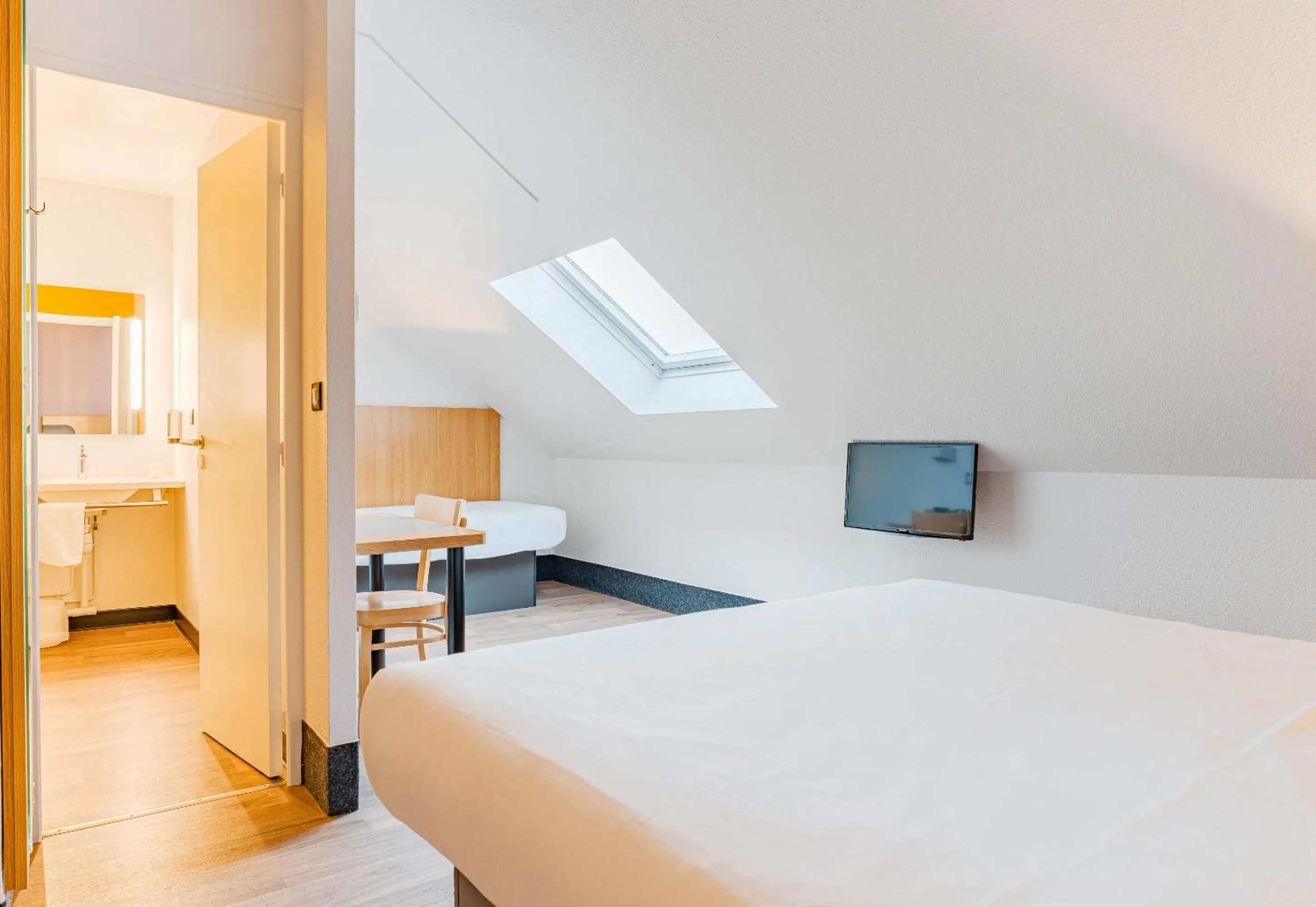 Bedroom, Bed in B&B HOTEL Poitiers 3 Futuroscope