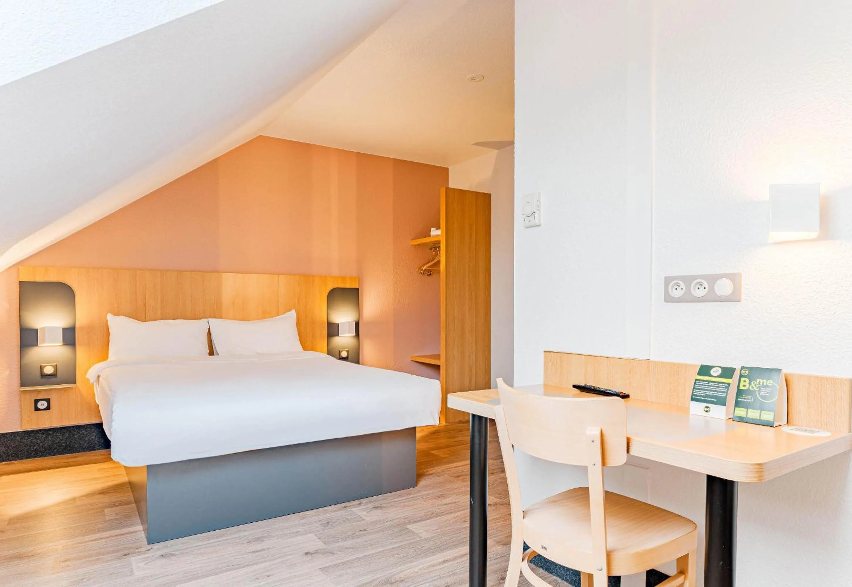 Bedroom, Bed in B&B HOTEL Poitiers 3 Futuroscope