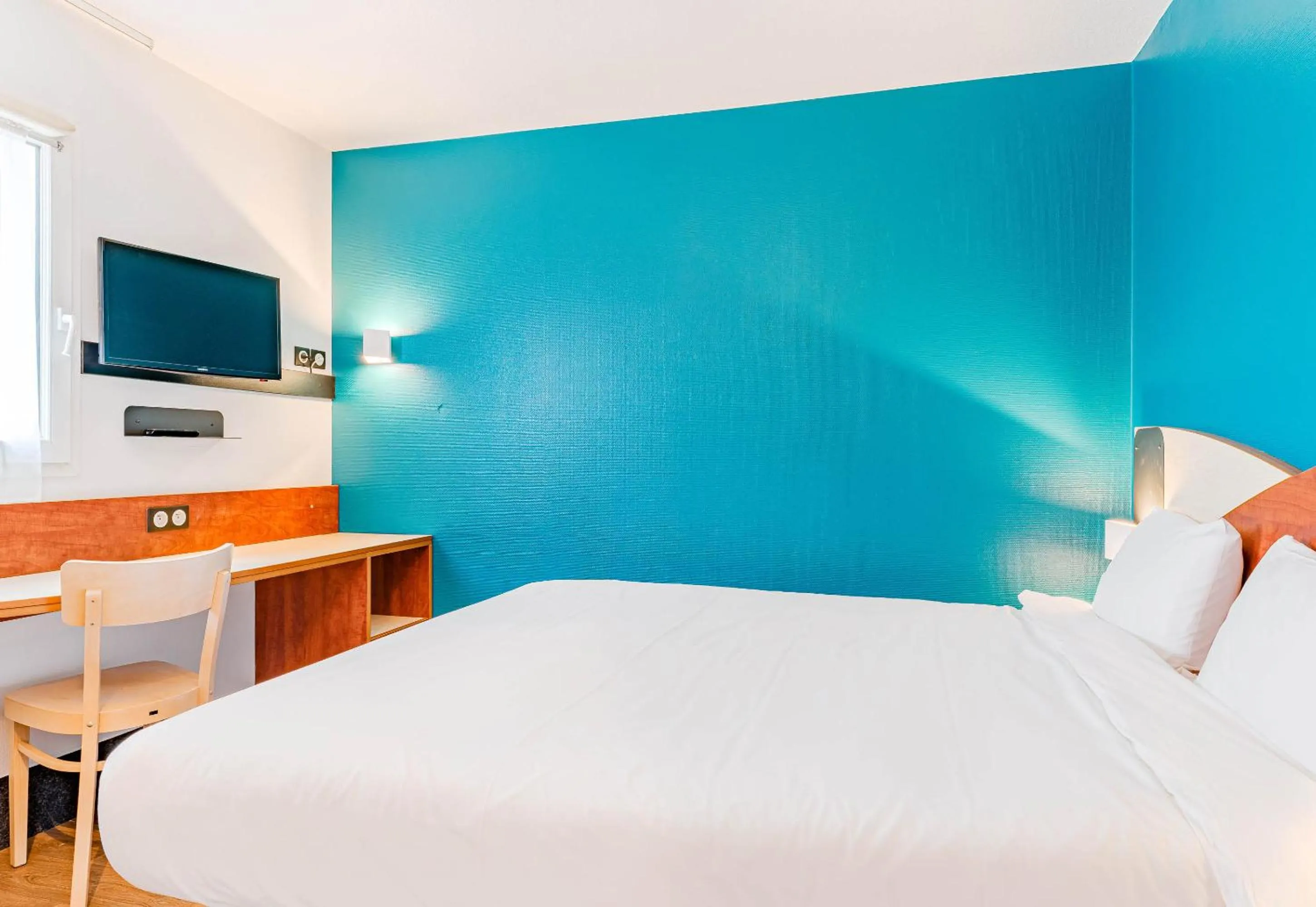 Bedroom, Bed in B&B HOTEL Poitiers 3 Futuroscope