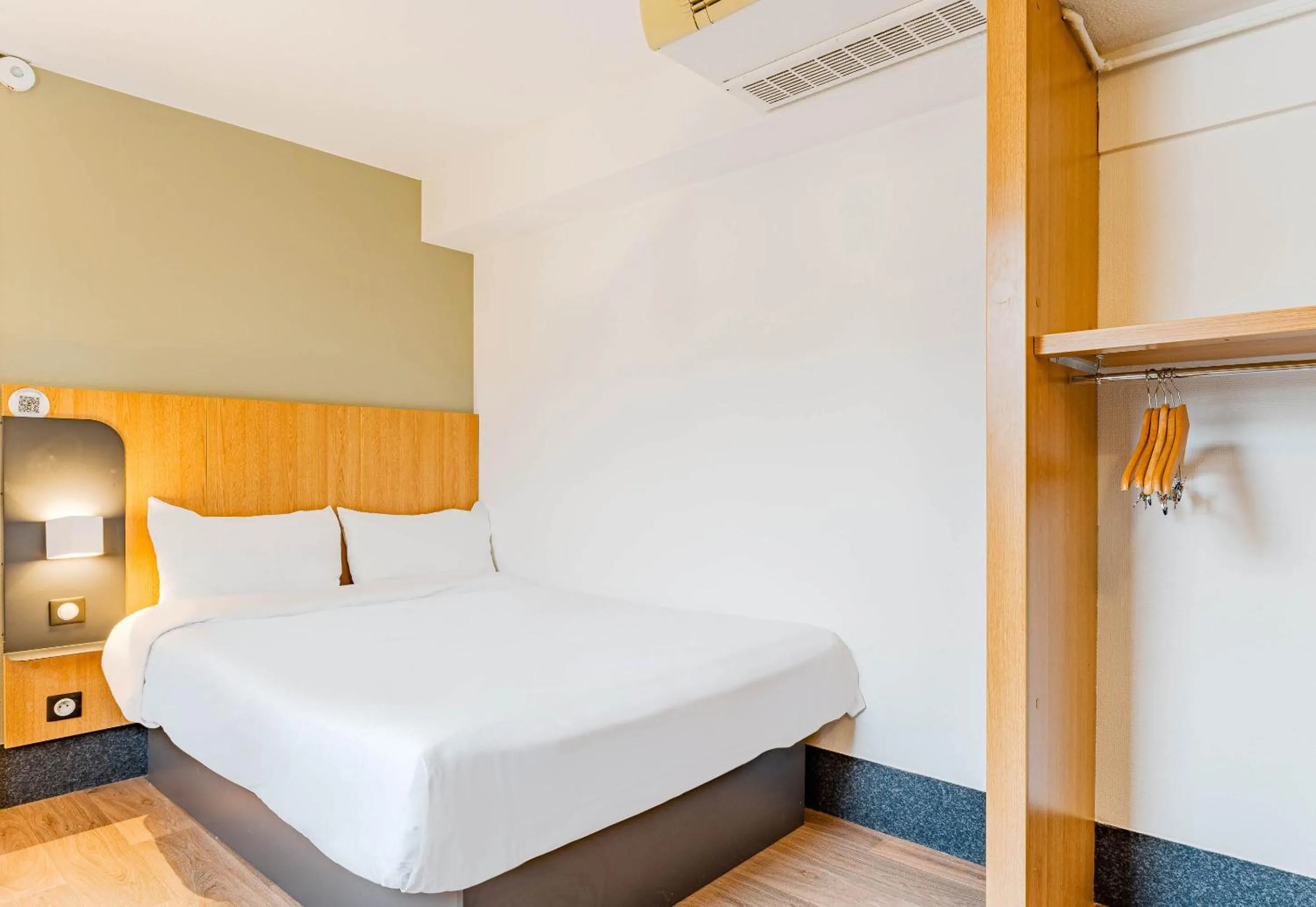 Bedroom, Bed in B&B HOTEL Poitiers 3 Futuroscope