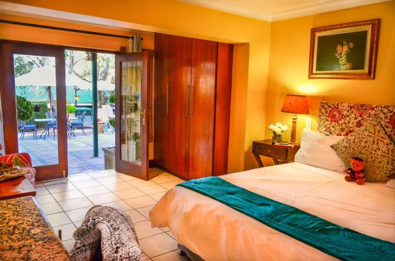 Bed in Elizabeth Manor Guest House