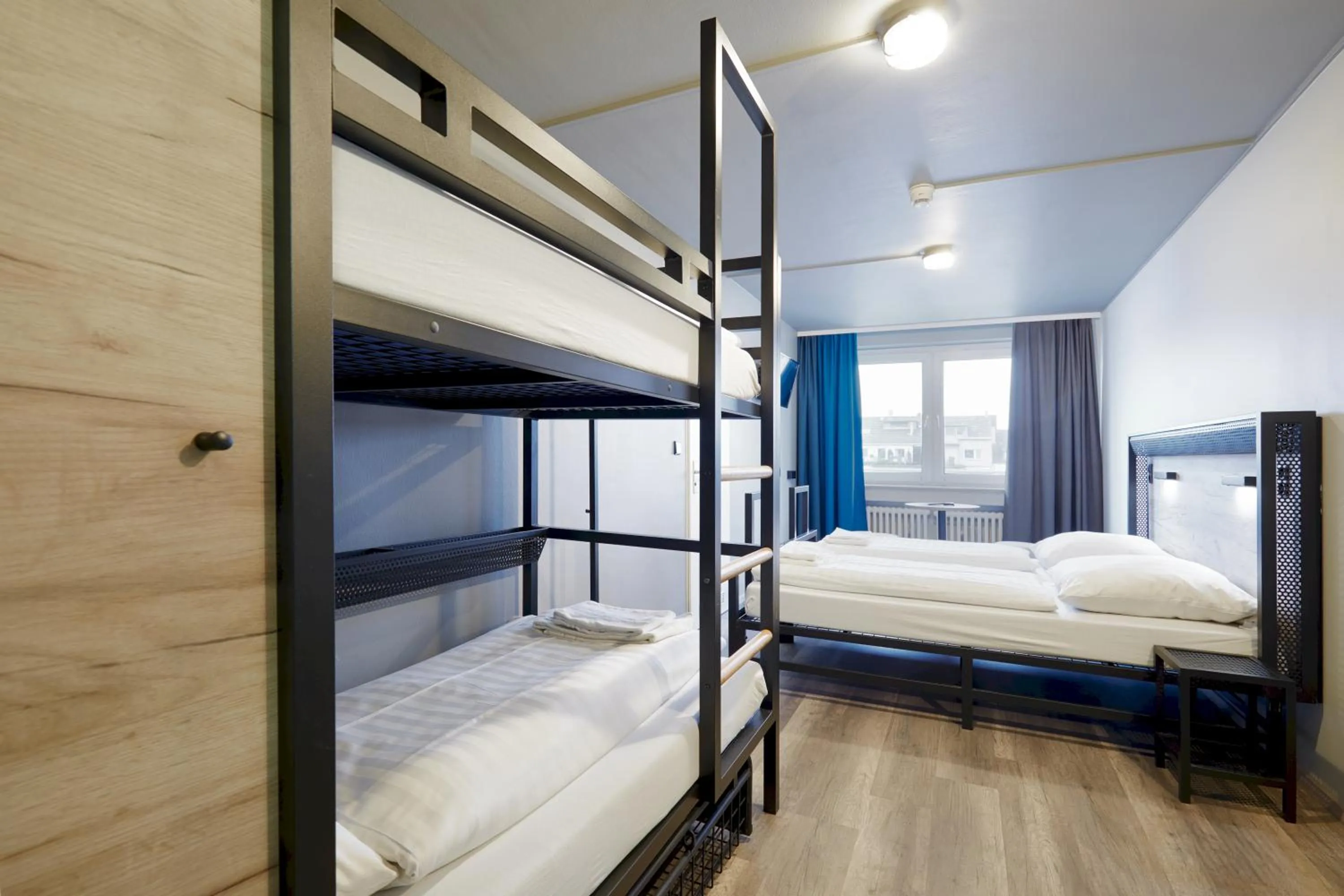 Photo of the whole room, Bed in a&o Düsseldorf Hauptbahnhof