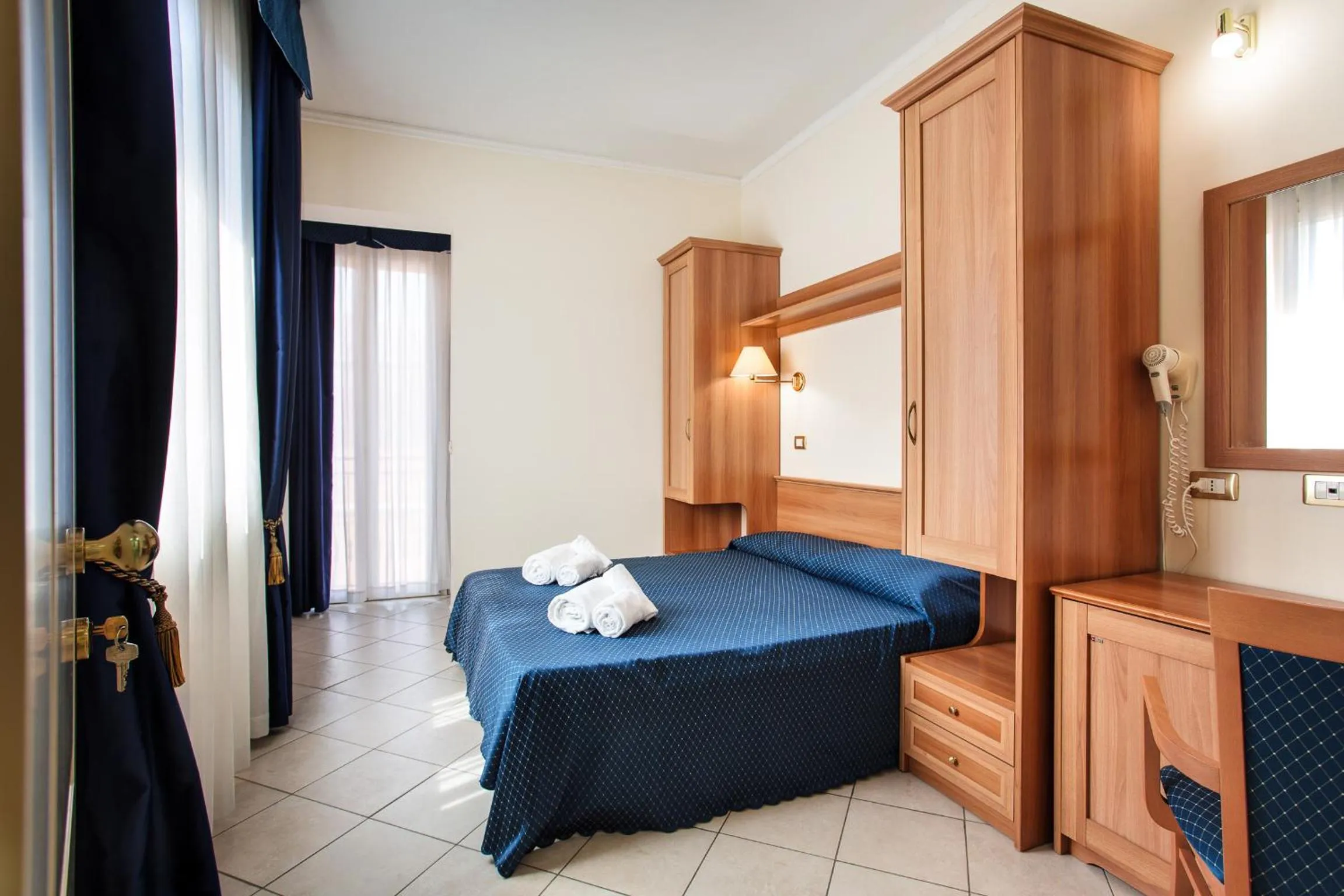 Photo of the whole room in Hotel De La Ville