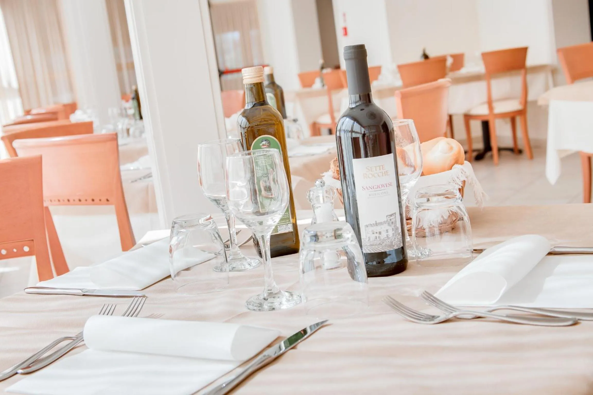 Restaurant/places to eat in Hotel De La Ville