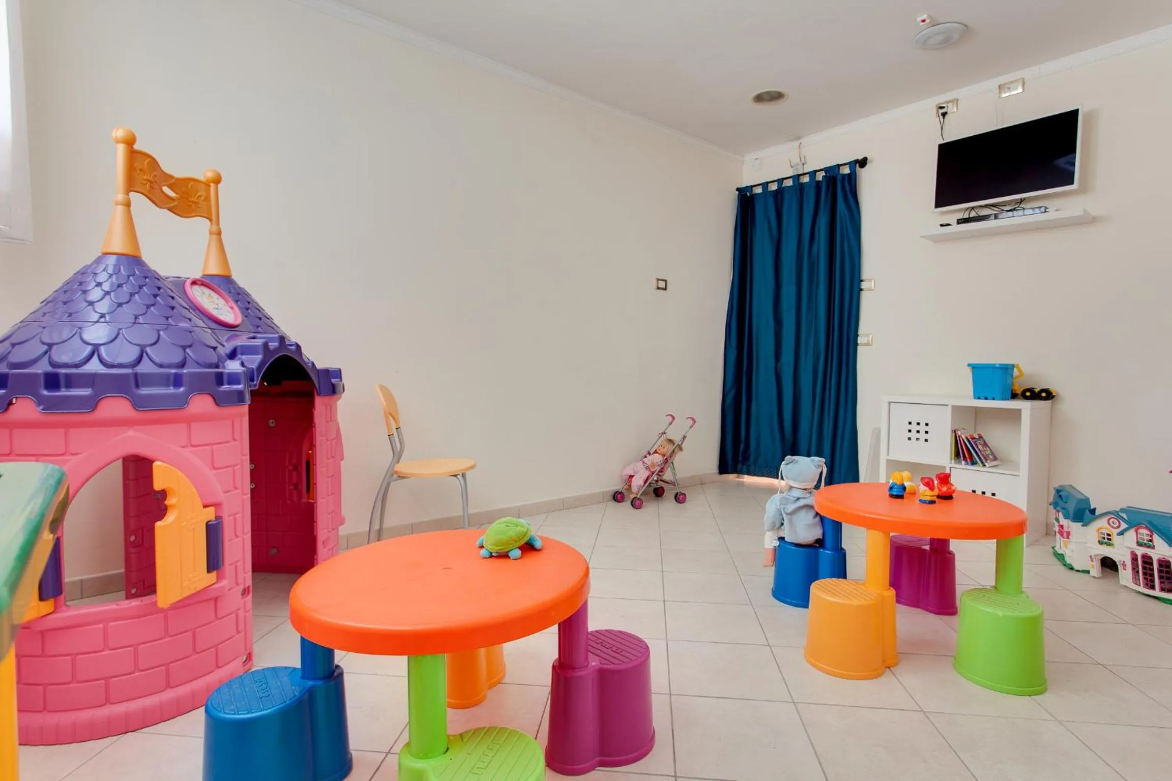 Children play ground in Hotel De La Ville