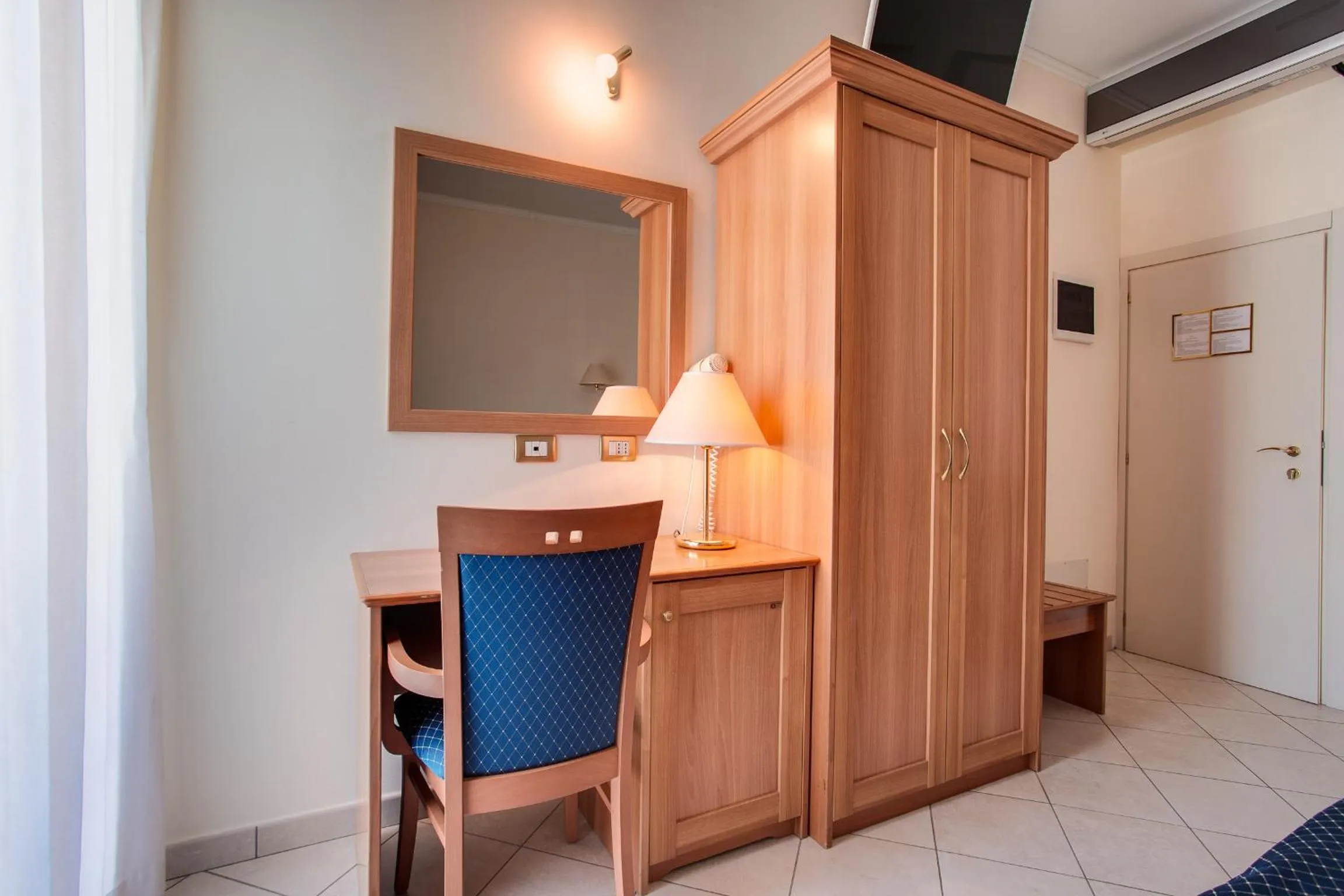 Photo of the whole room in Hotel De La Ville