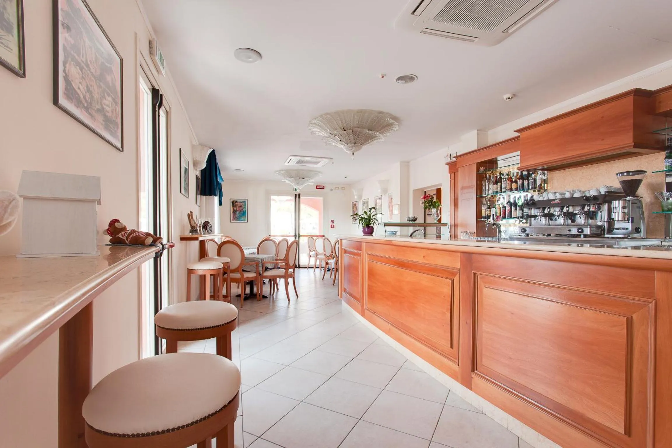 Lounge or bar in Hotel De La Ville