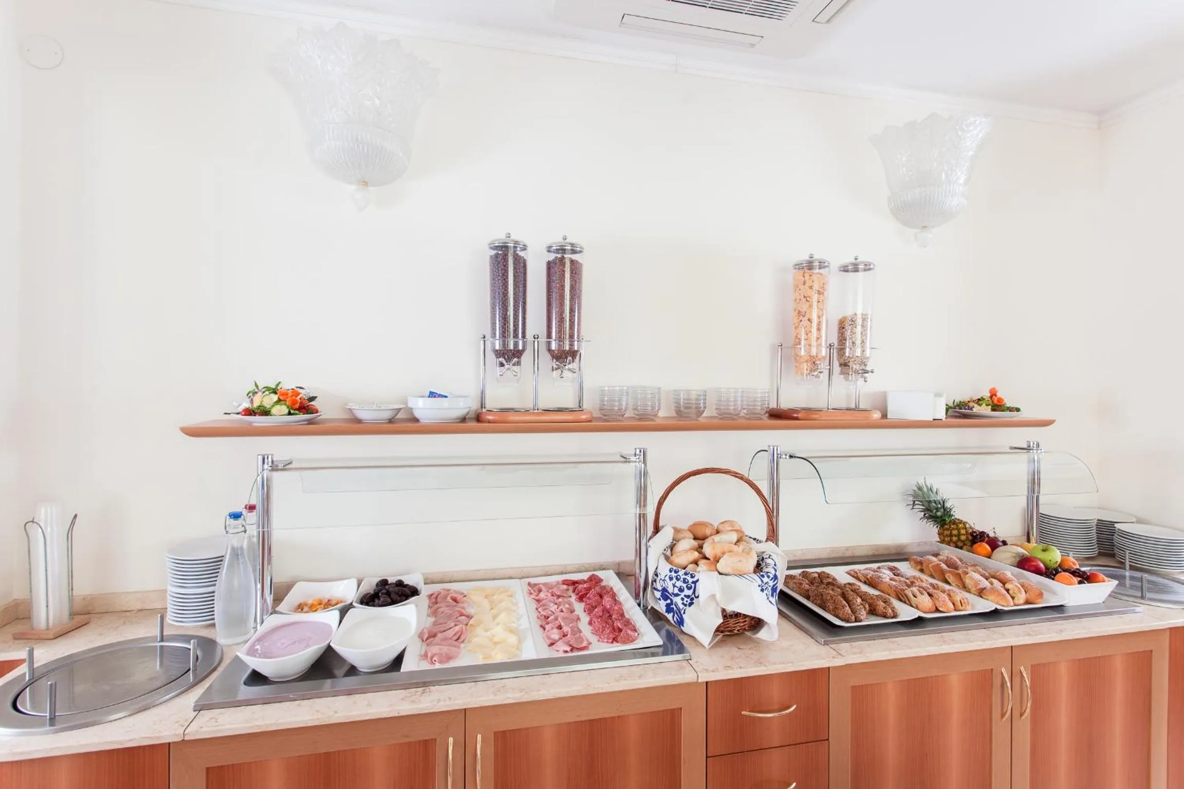 Buffet breakfast in Hotel De La Ville