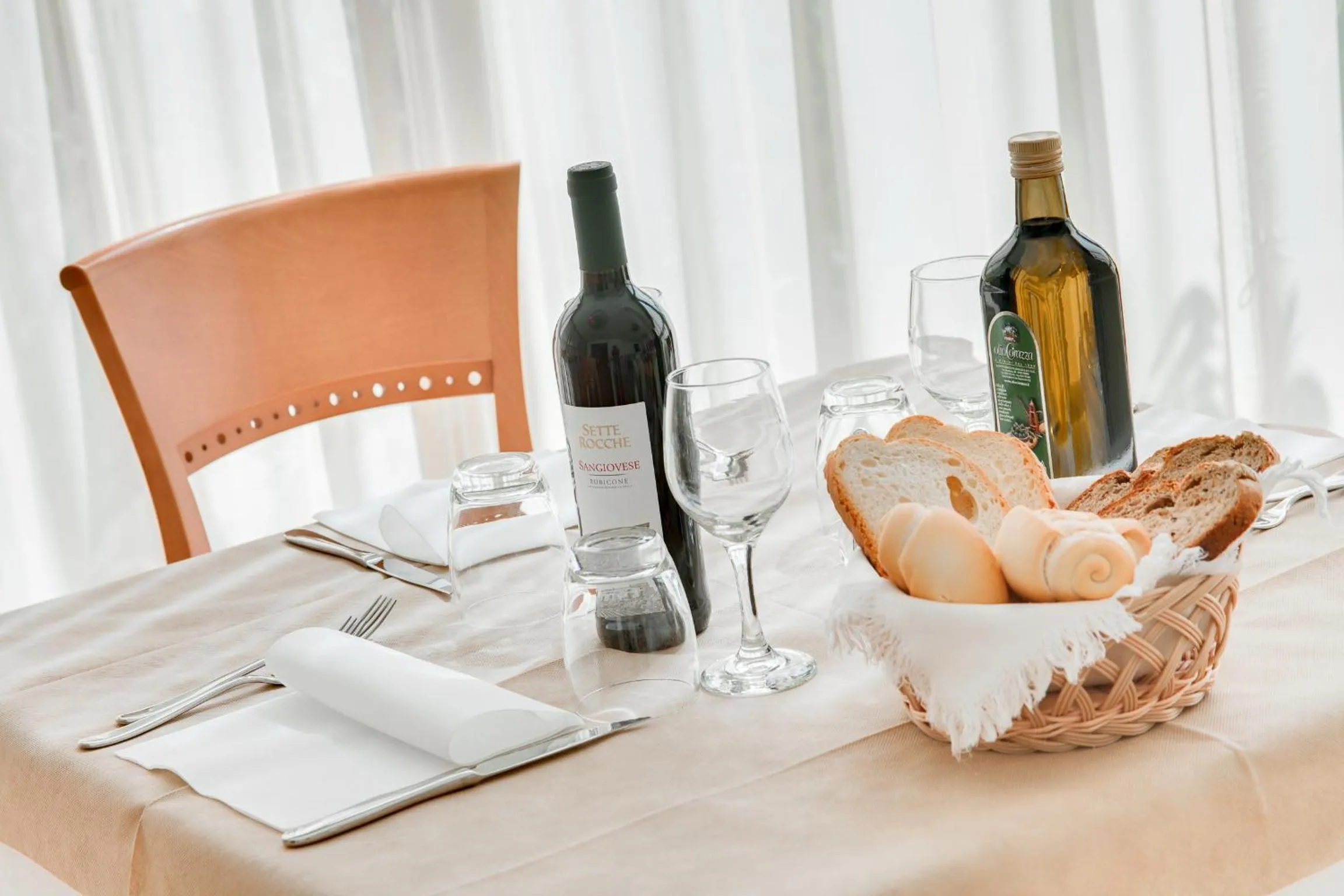 Restaurant/places to eat in Hotel De La Ville