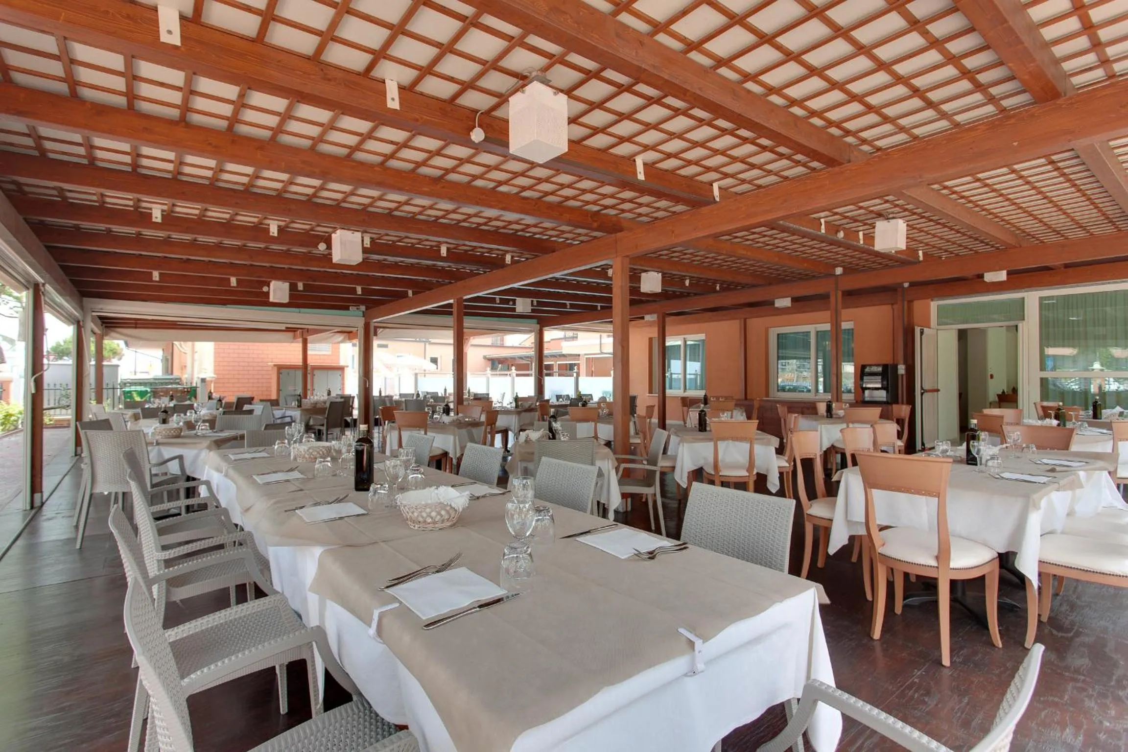 Restaurant/places to eat in Hotel De La Ville