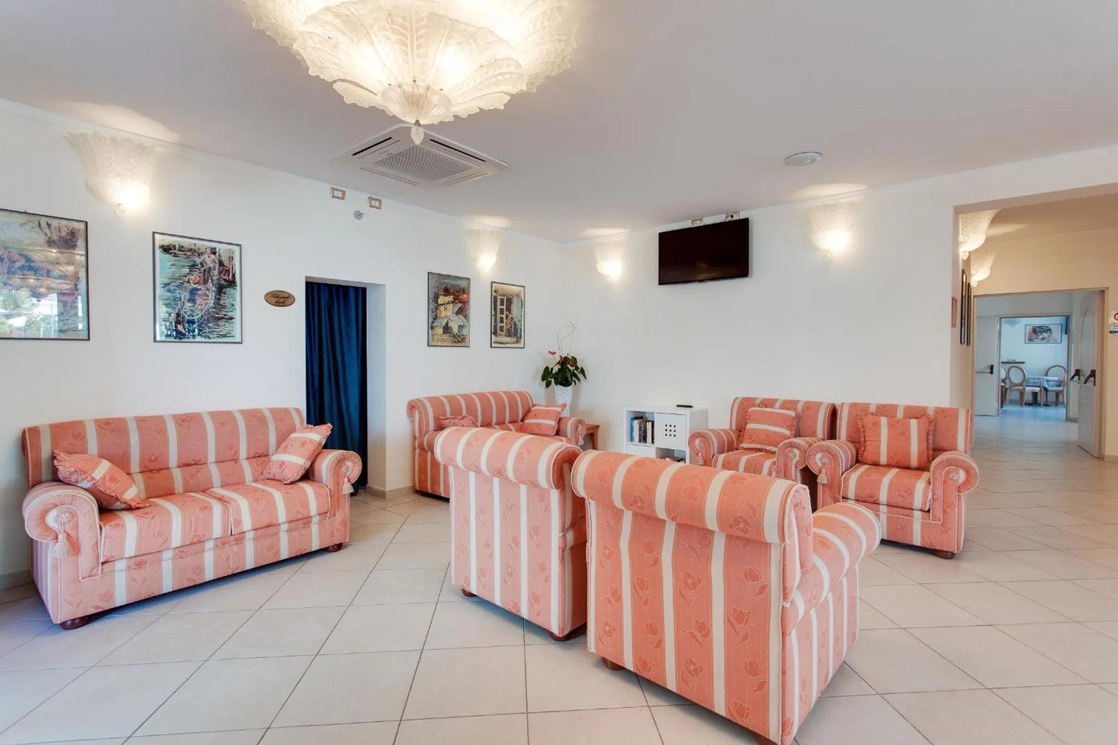 Communal lounge/ TV room in Hotel De La Ville