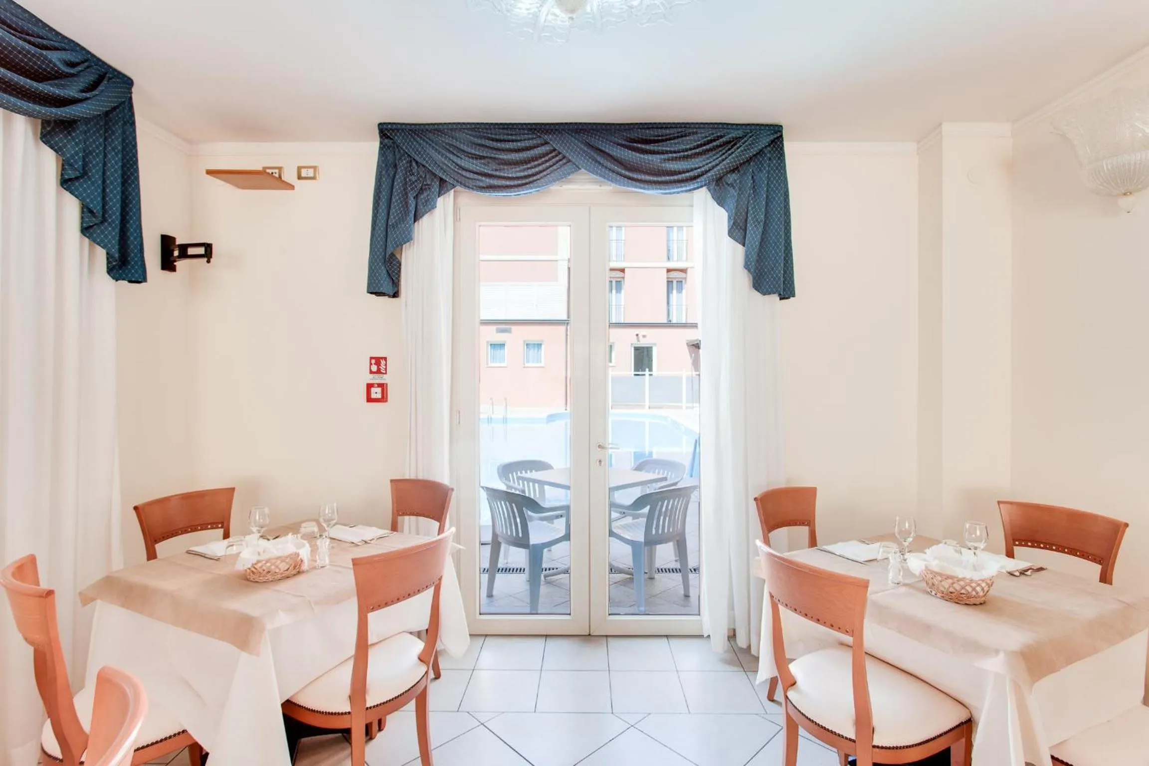 Restaurant/places to eat in Hotel De La Ville