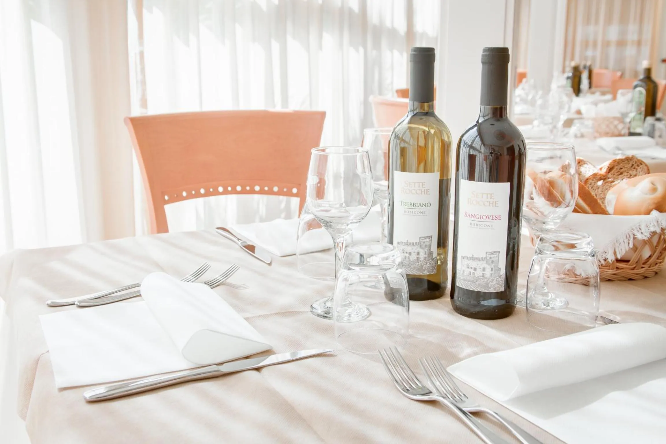 Restaurant/places to eat in Hotel De La Ville