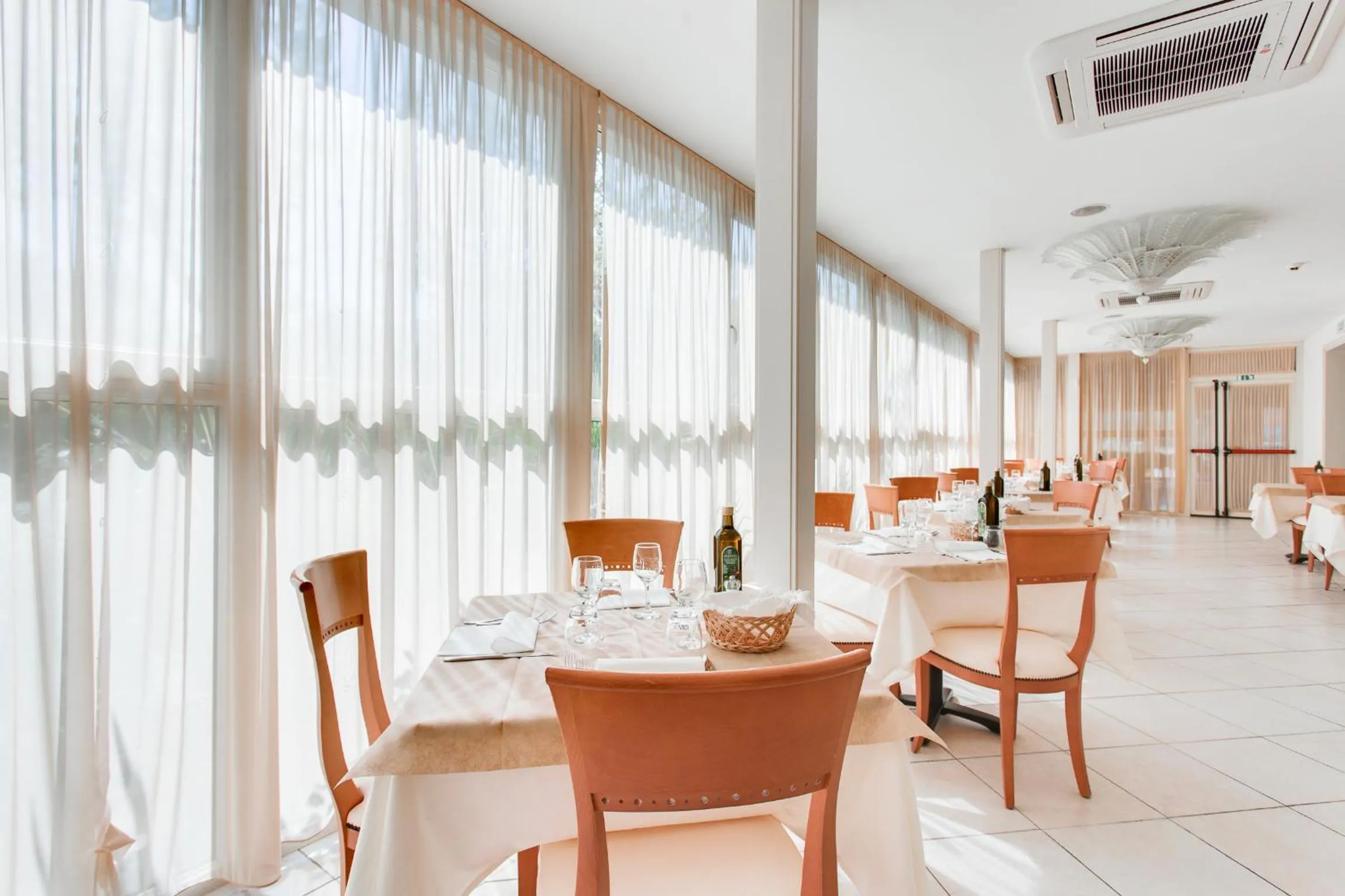 Restaurant/places to eat in Hotel De La Ville