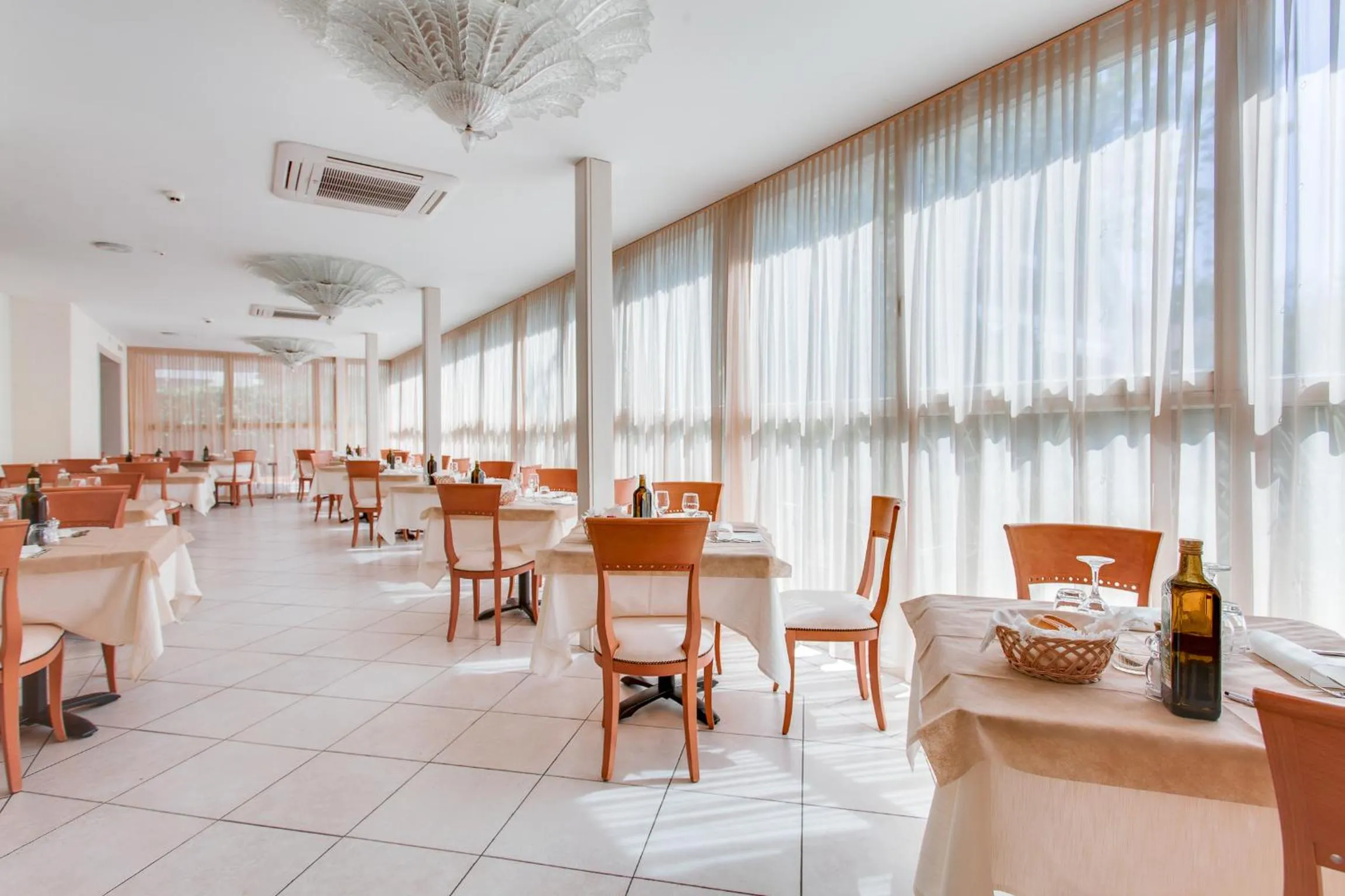 Restaurant/places to eat in Hotel De La Ville