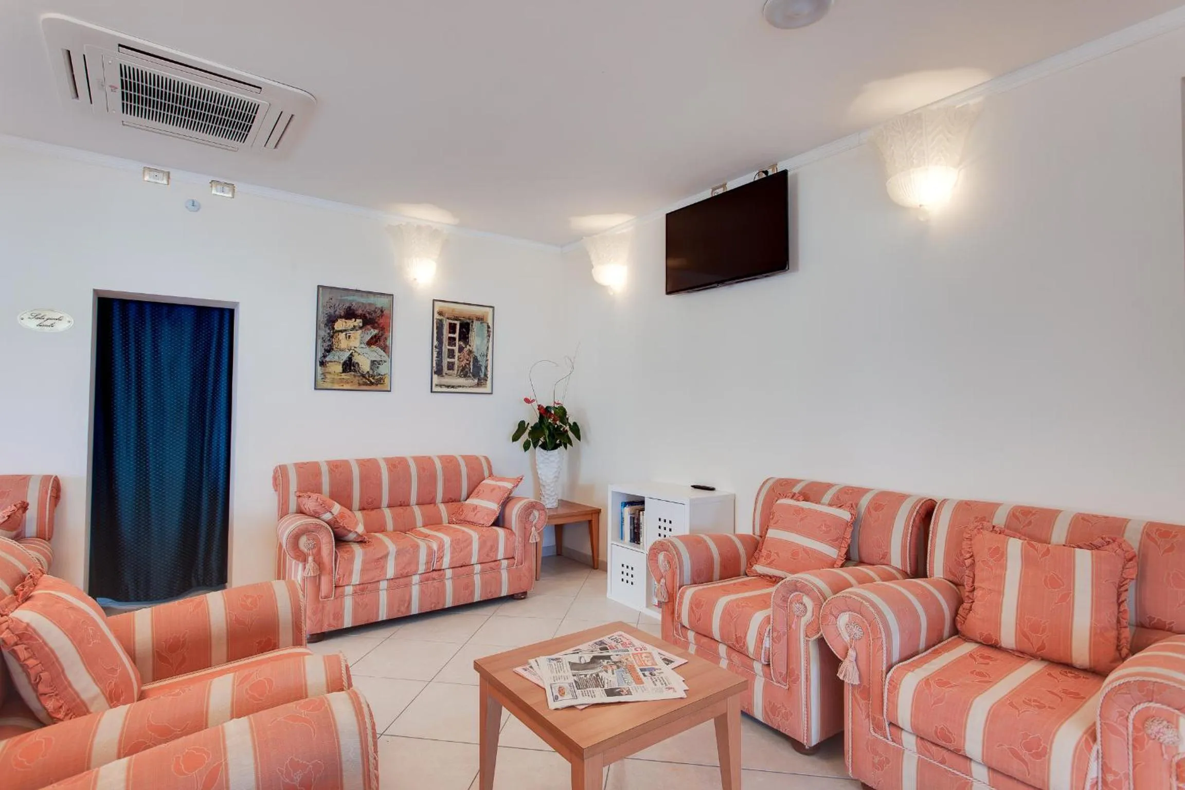 Communal lounge/ TV room in Hotel De La Ville