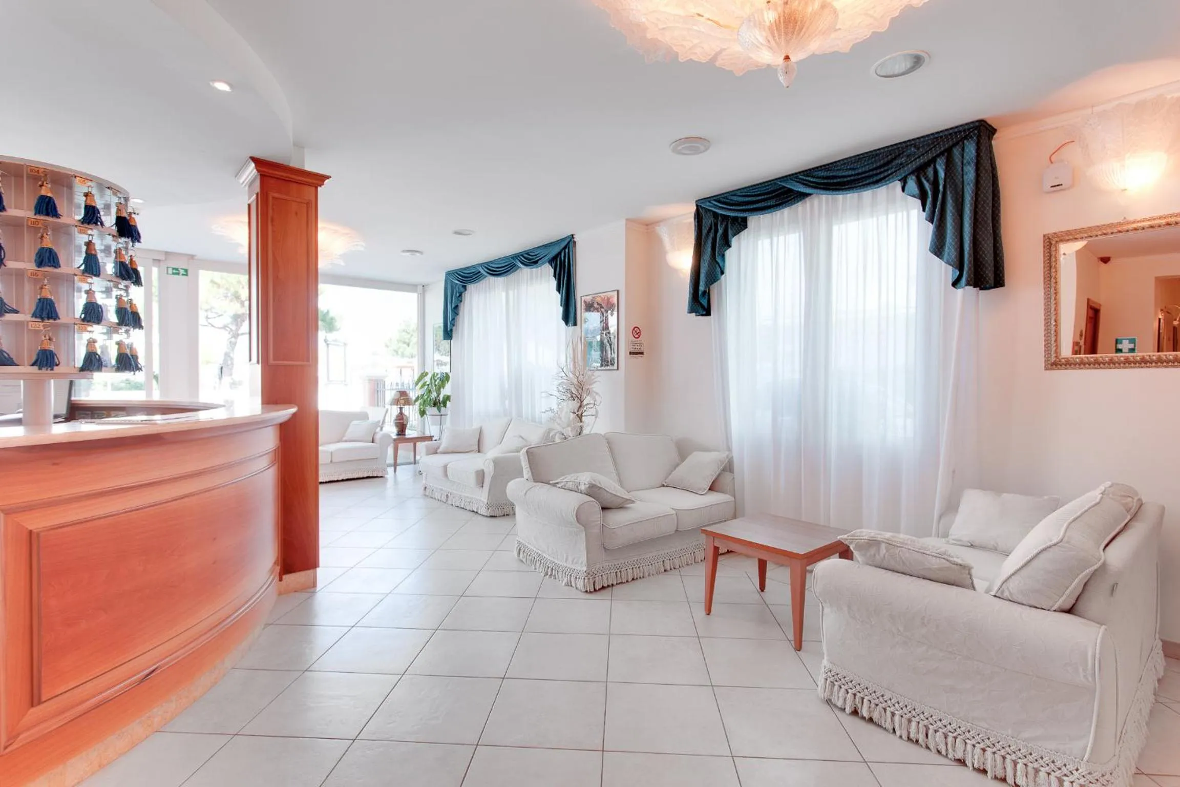 Communal lounge/ TV room in Hotel De La Ville