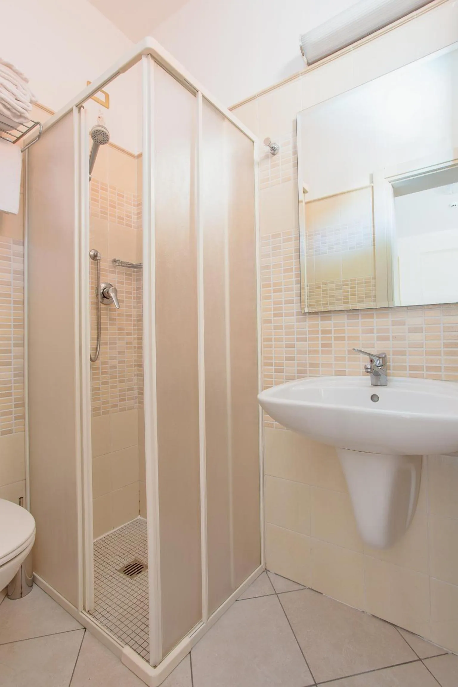 Photo of the whole room in Hotel De La Ville