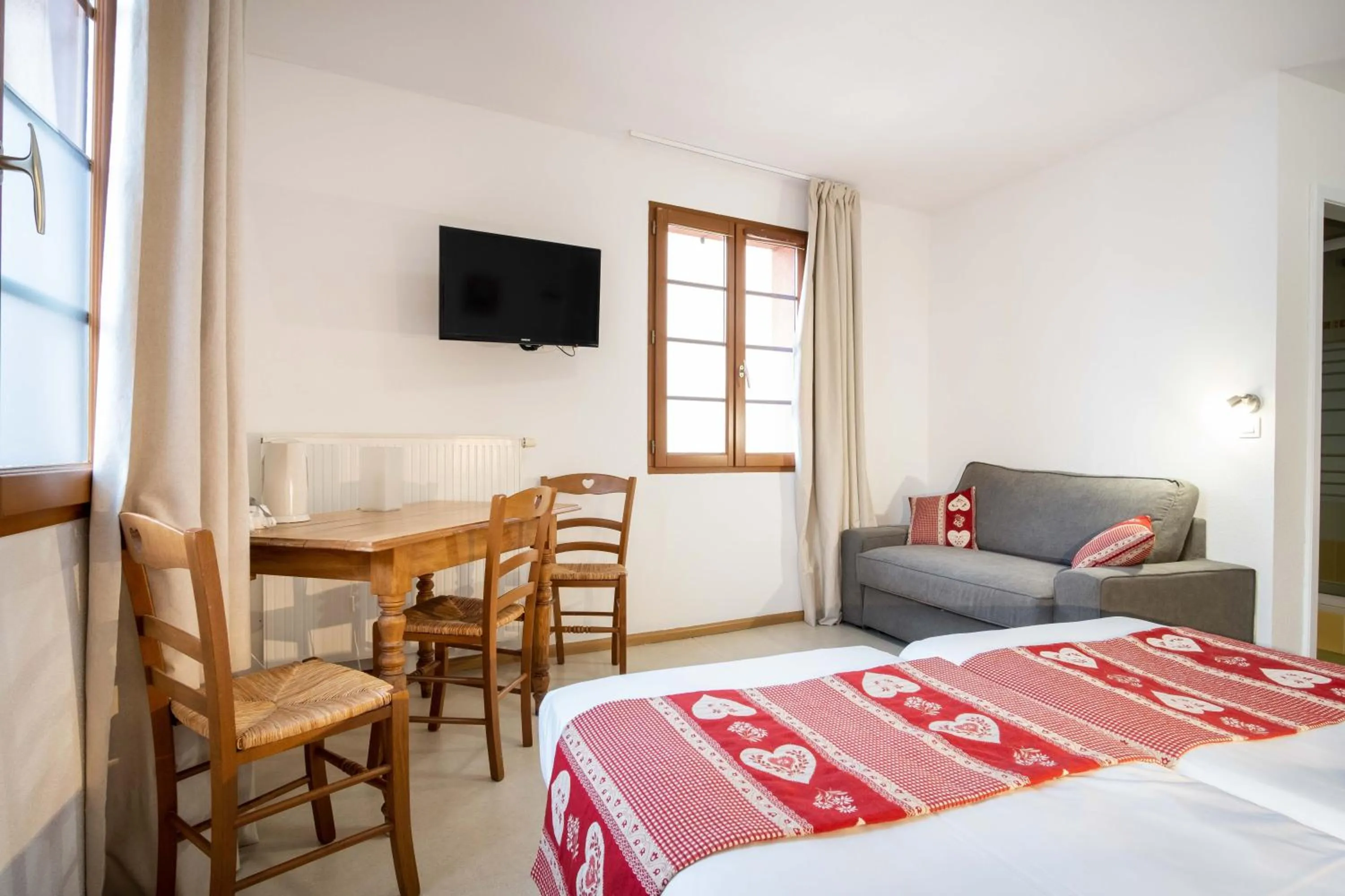 Bedroom, Bed in Hotel Relais d'ISSENHEIM Table d'hôtes