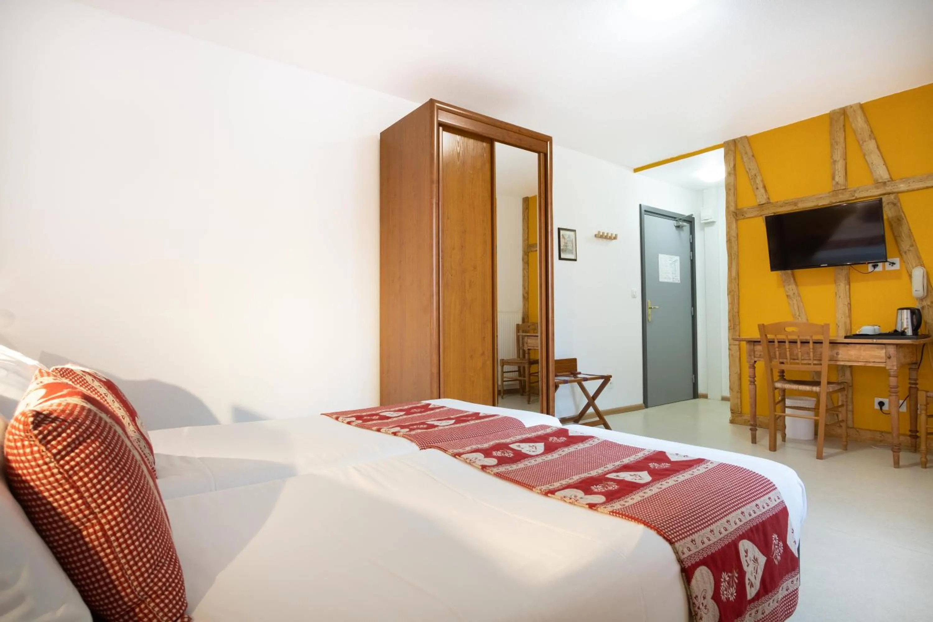 Photo of the whole room, Bed in Hotel Relais d'ISSENHEIM Table d'hôtes