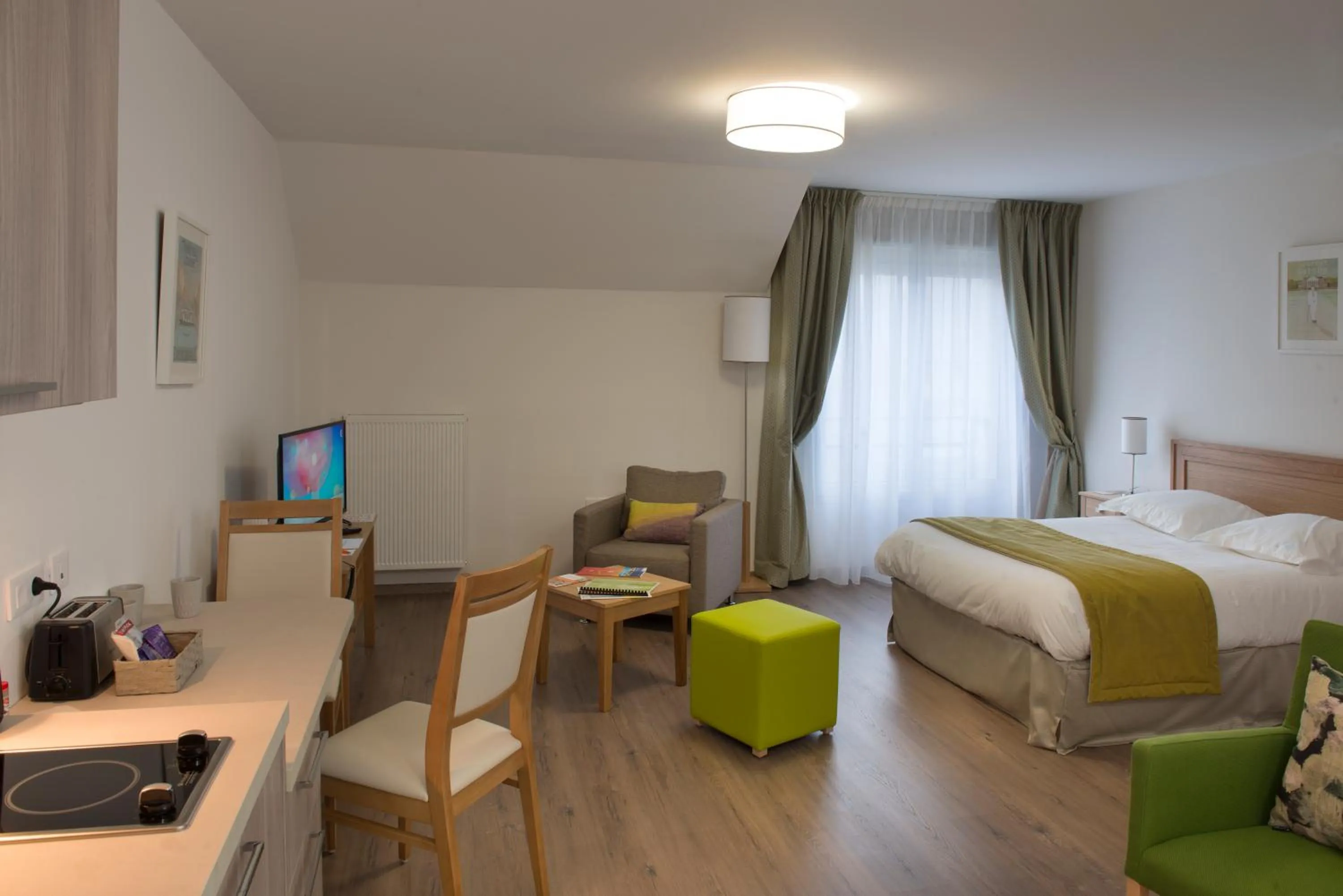 Communal lounge/ TV room, Bed in Domitys - Le Carillon d'or