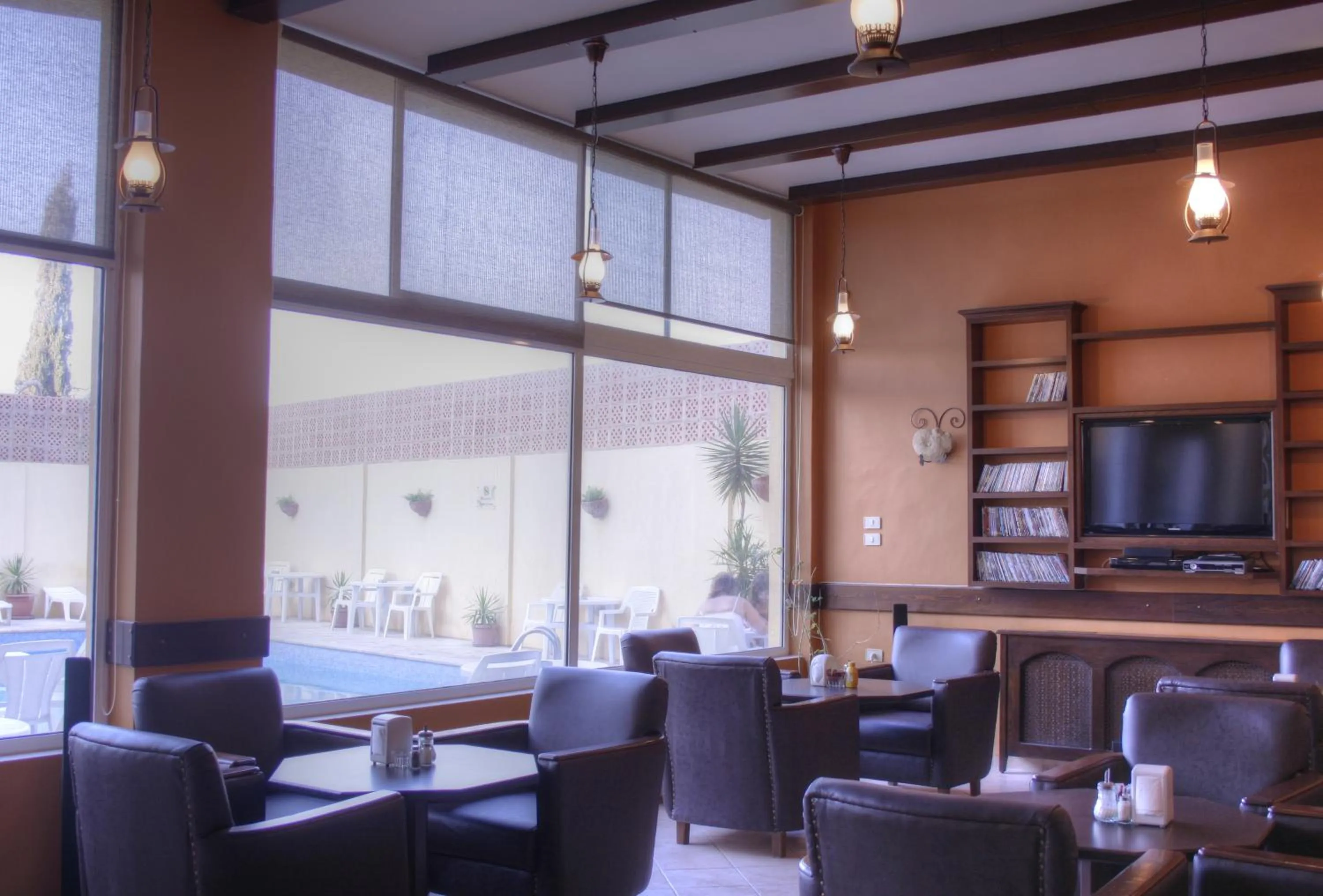 Restaurant/places to eat in Mariam Hotel