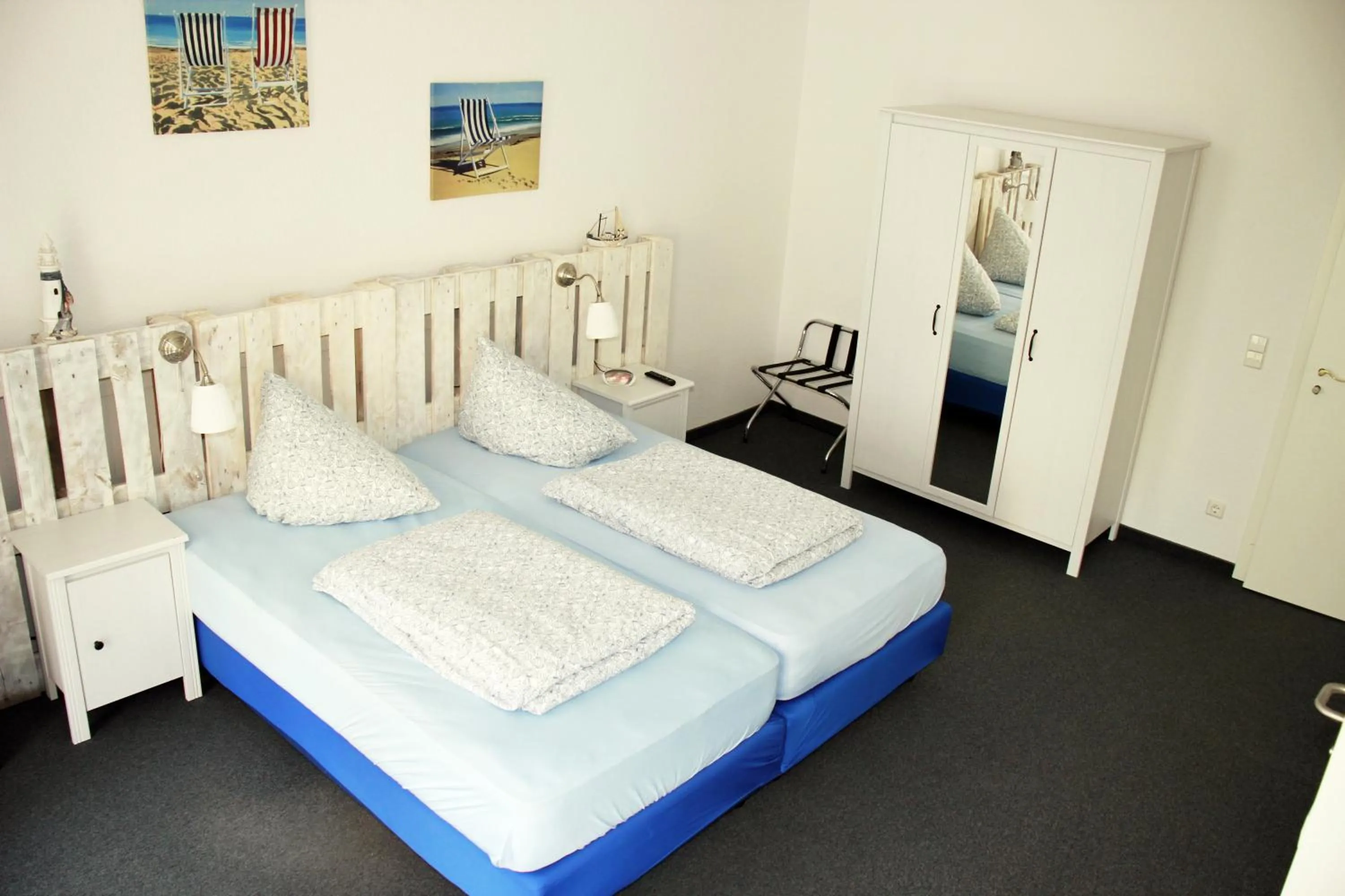 Photo of the whole room, Bed in Botschaft