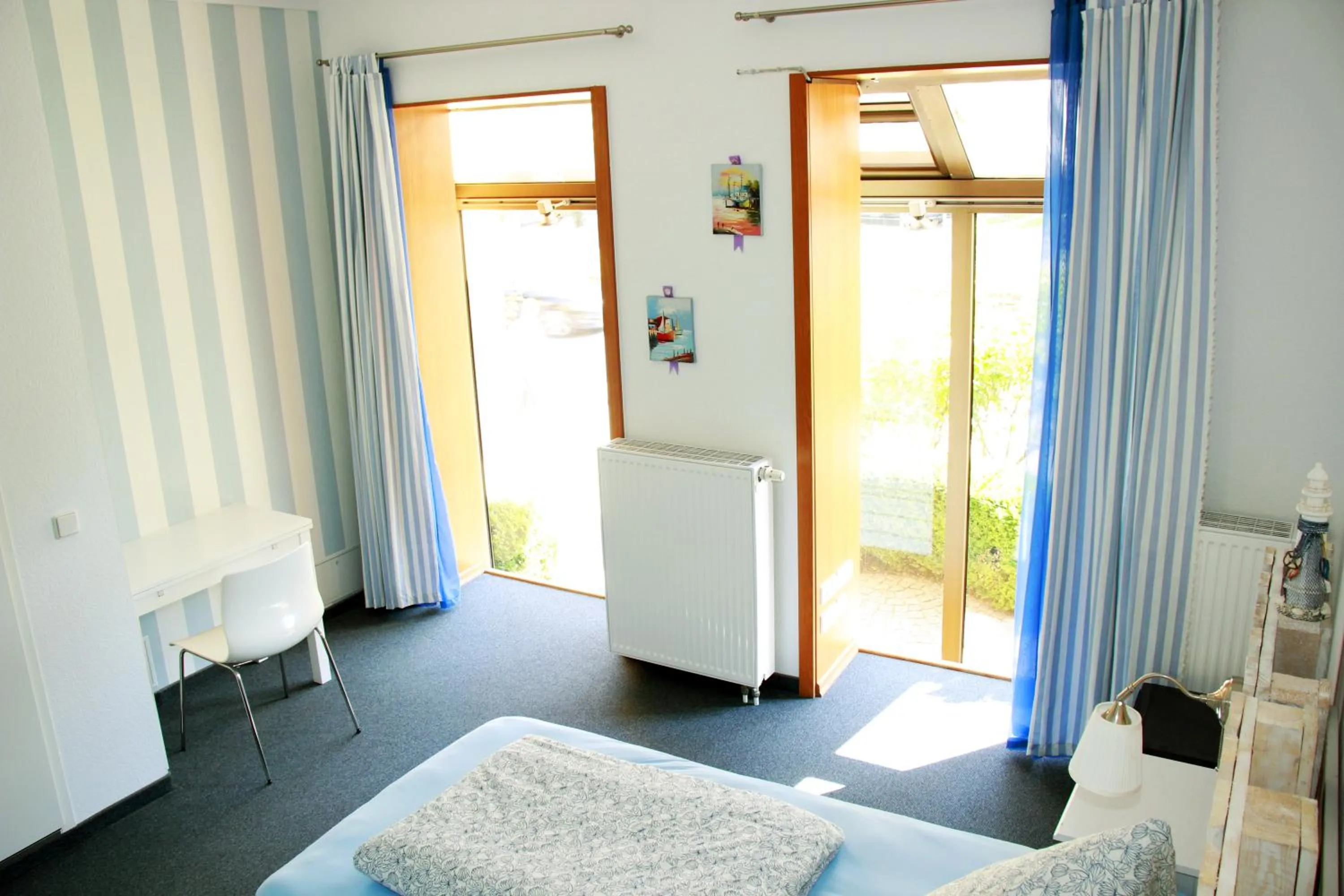 Photo of the whole room, Bed in Botschaft
