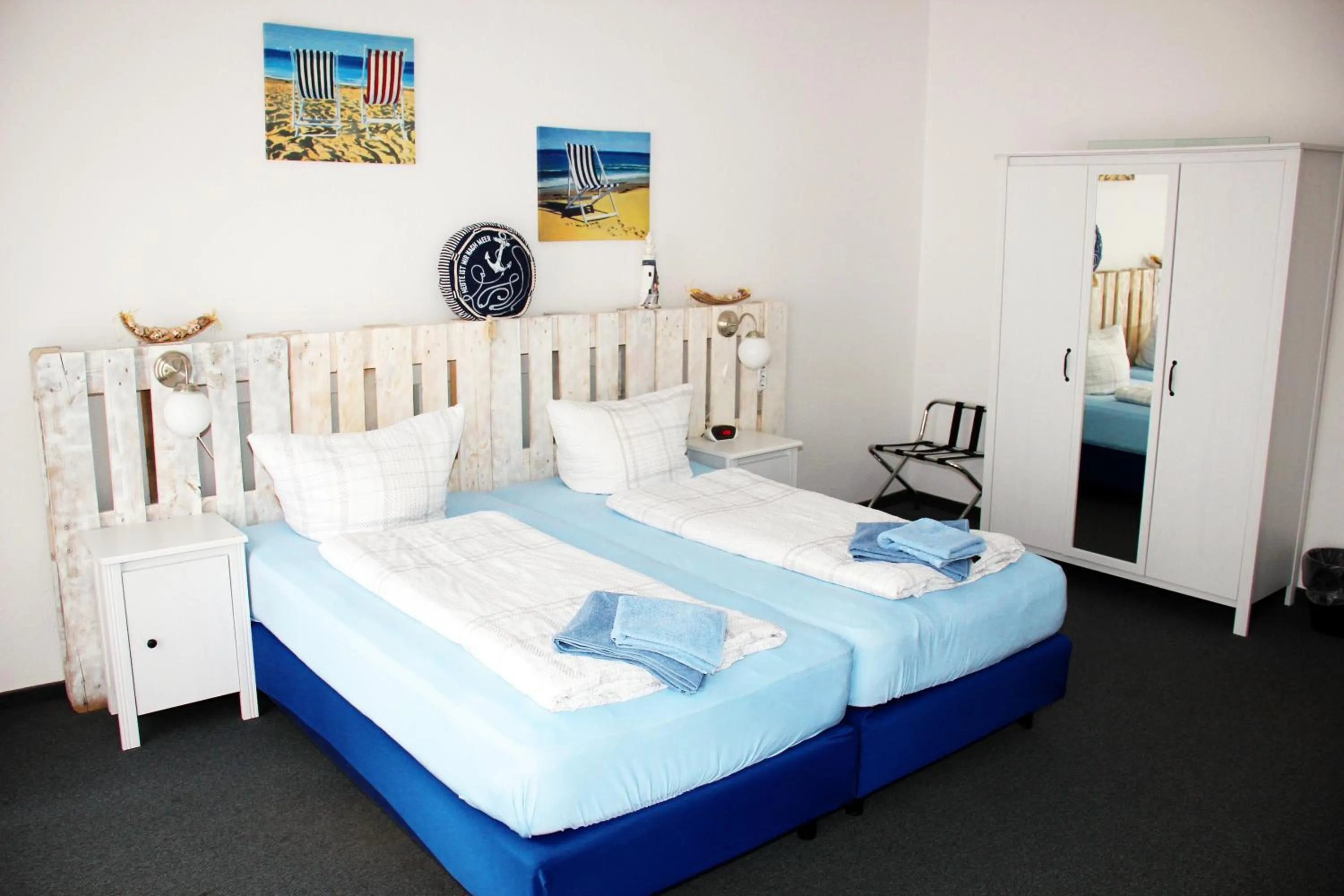 Photo of the whole room, Bed in Botschaft