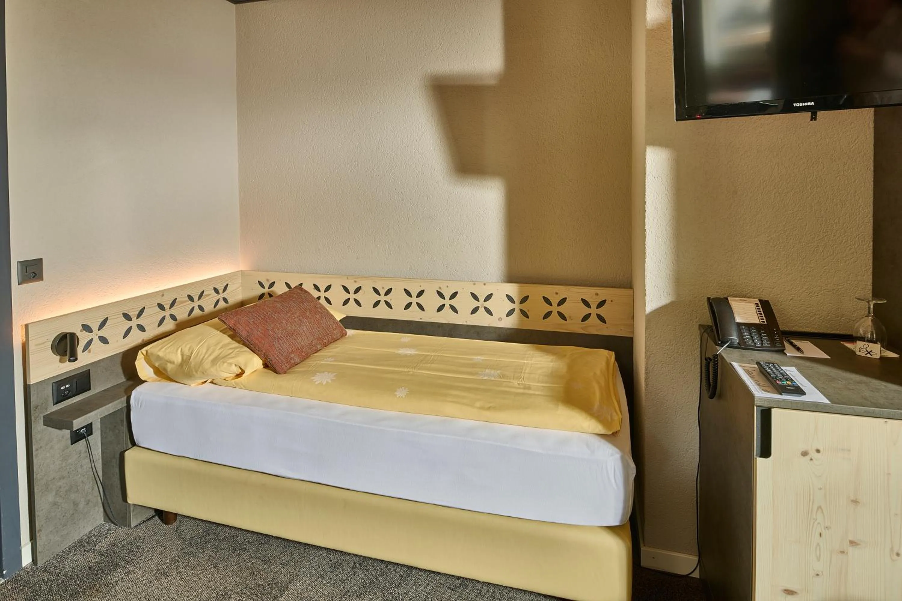 Photo of the whole room, Bed in Hotel Central Wolter - Grindelwald