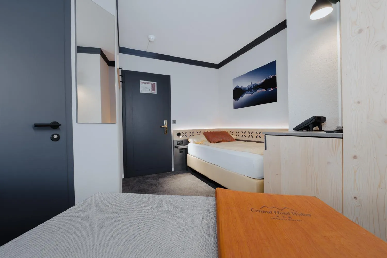 Photo of the whole room, Bed in Hotel Central Wolter - Grindelwald