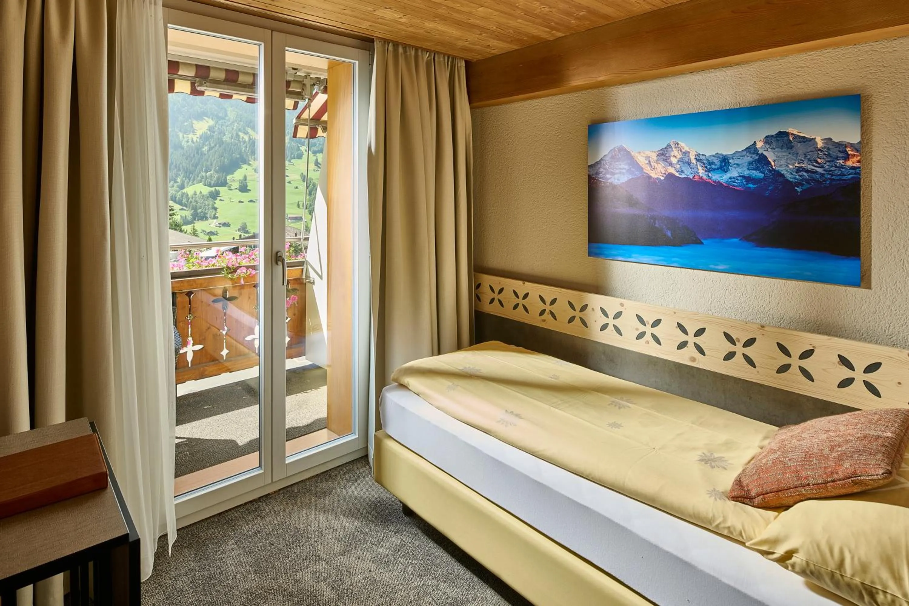 Photo of the whole room, Bed in Hotel Central Wolter - Grindelwald