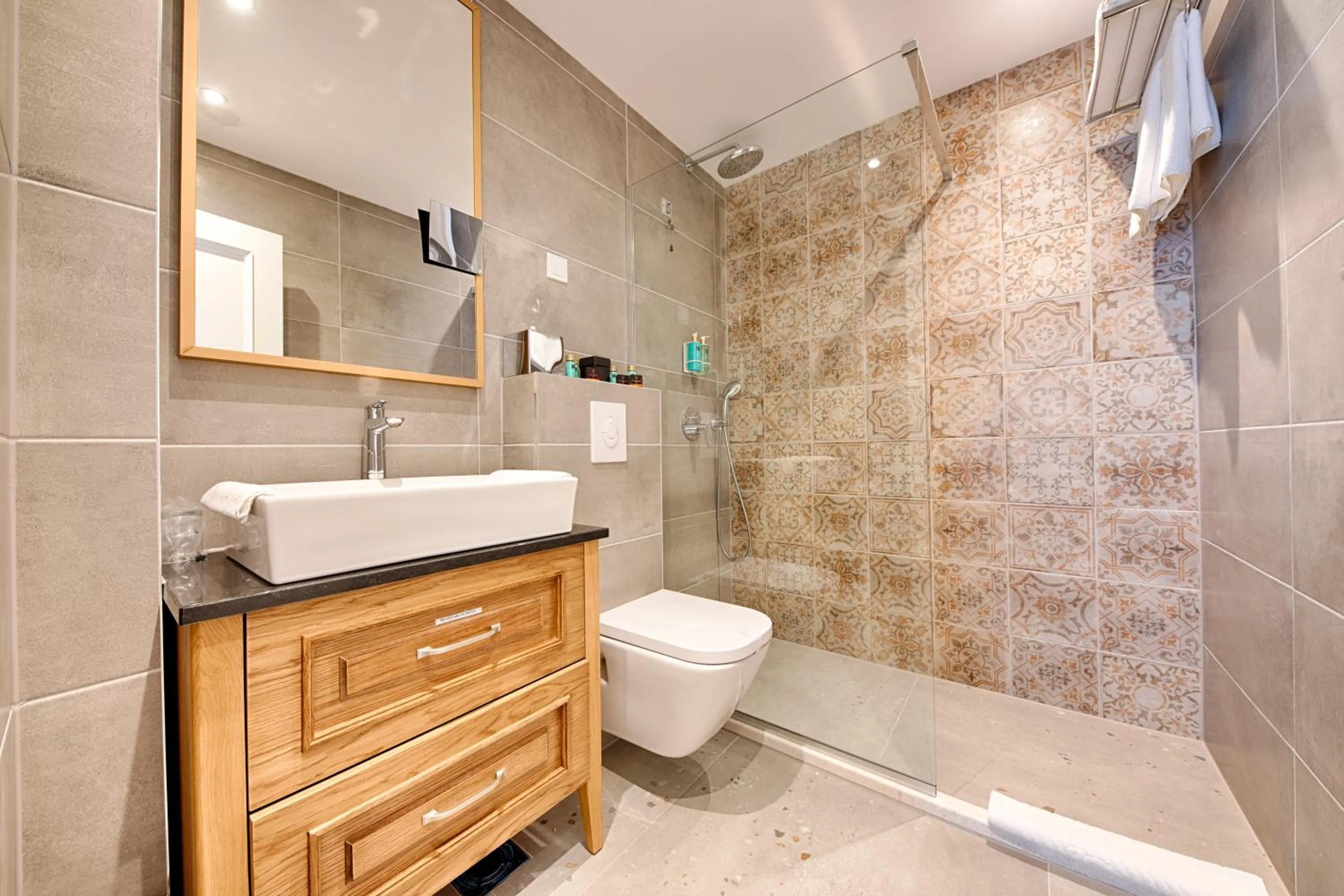 Shower in Kalamper Hotel & Spa