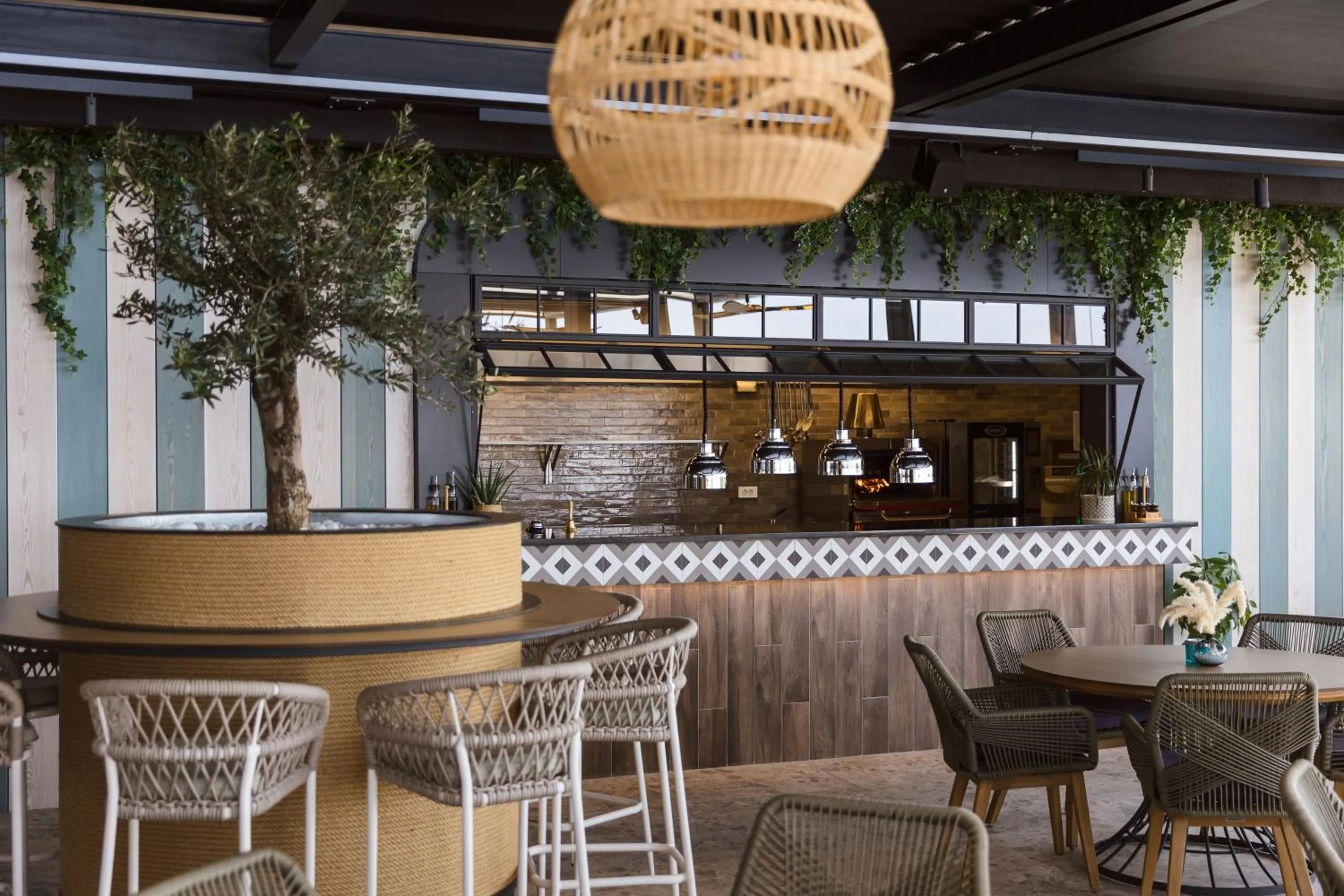 Restaurant/places to eat in Kalamper Hotel & Spa