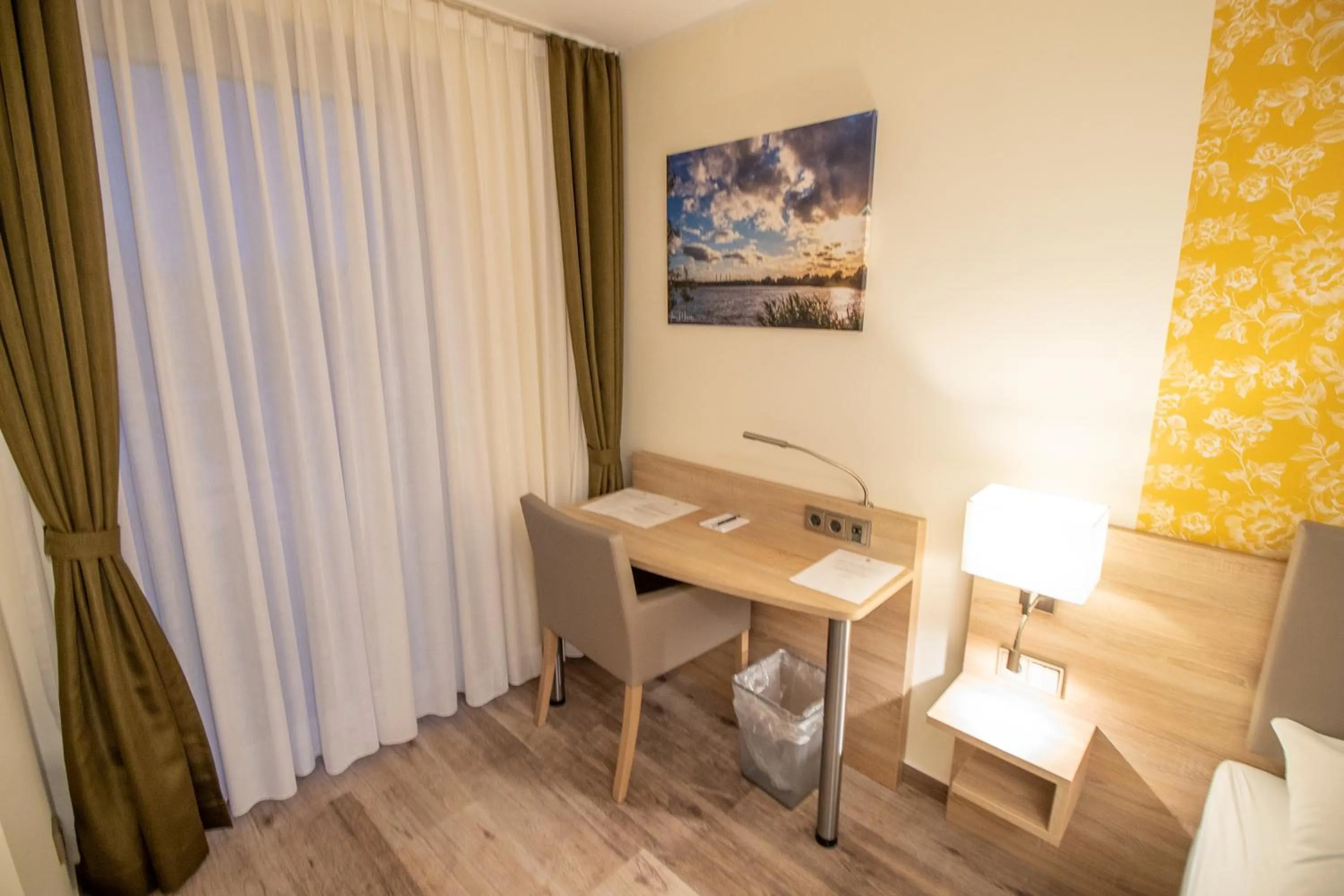 Text overlay in Hotel Fallersleber Spieker