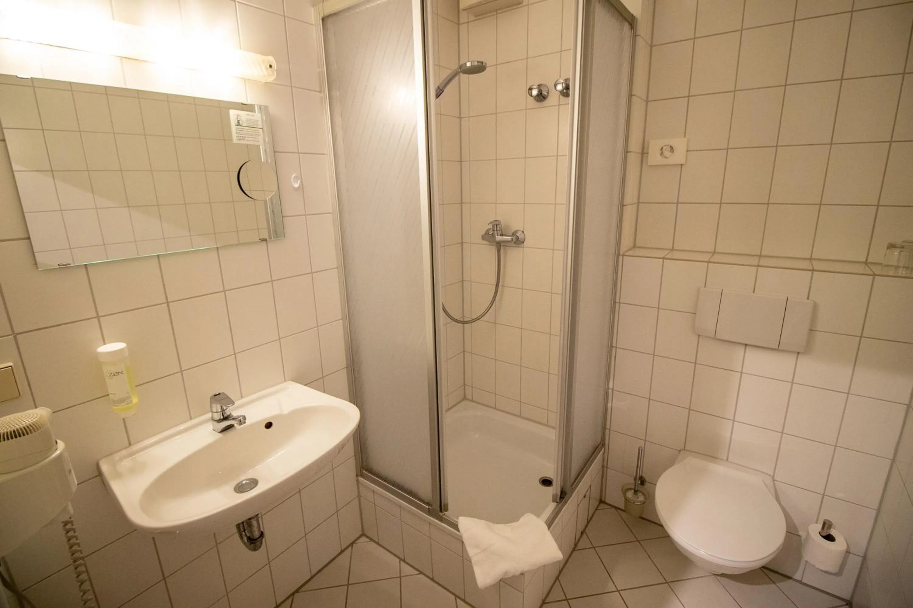 Bathroom in Hotel Fallersleber Spieker