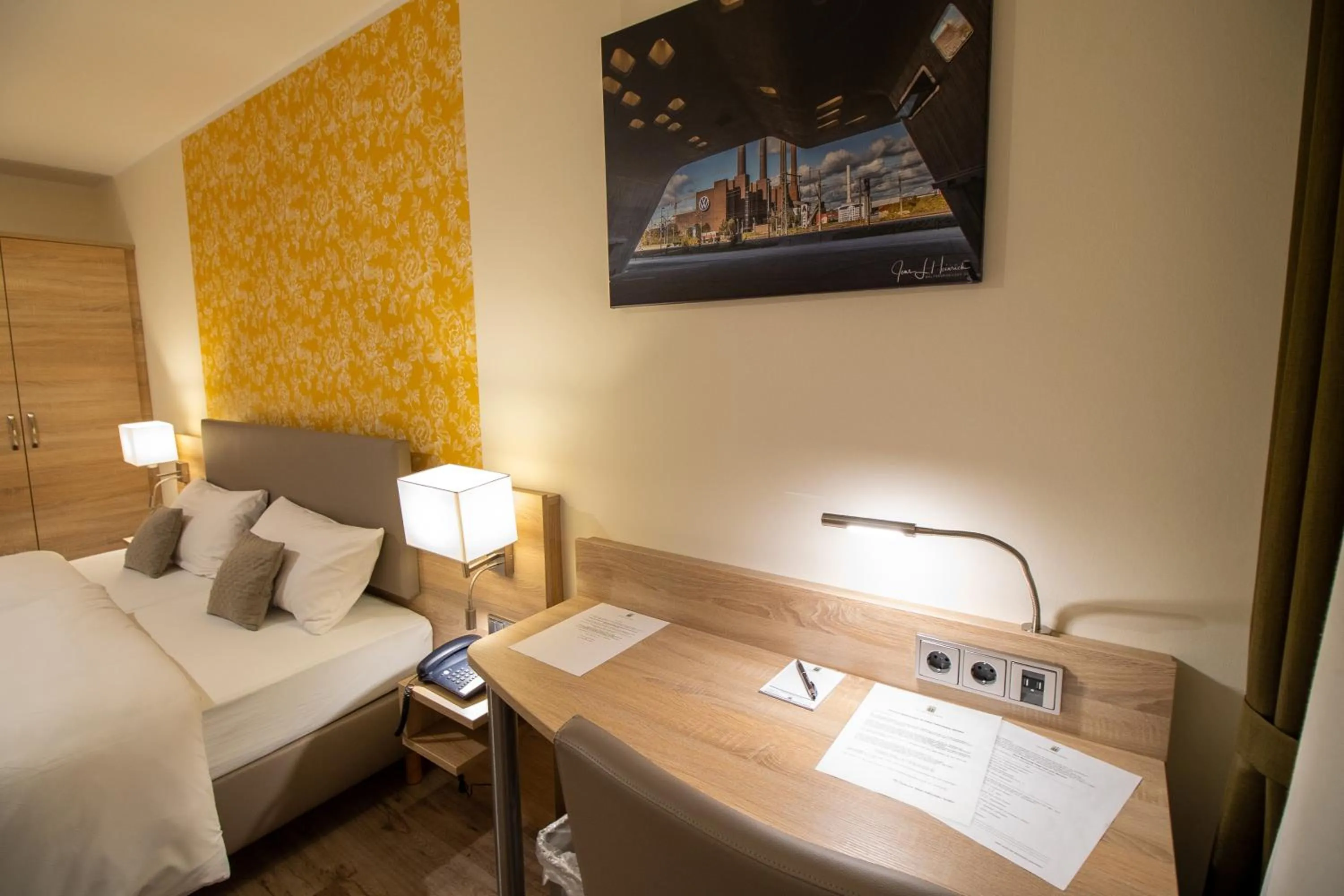 Text overlay, Bed in Hotel Fallersleber Spieker