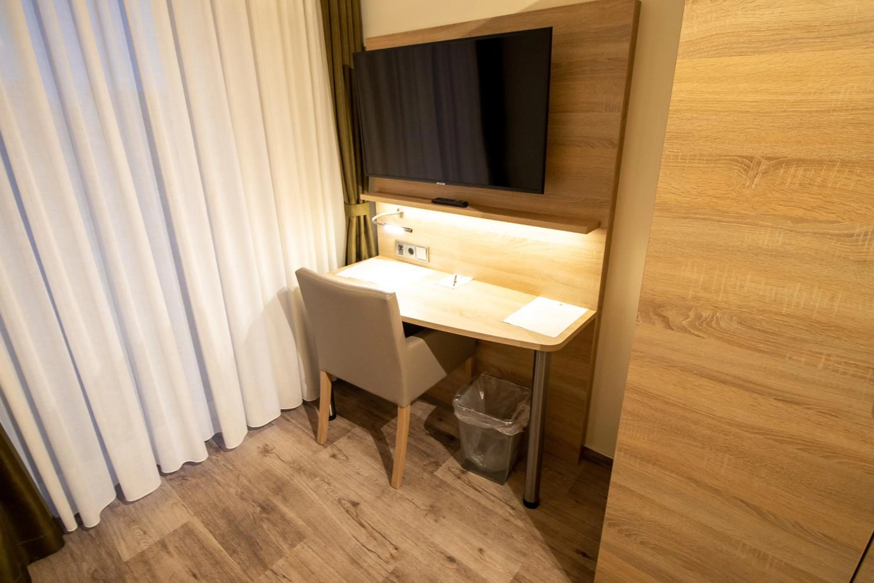 Text overlay in Hotel Fallersleber Spieker