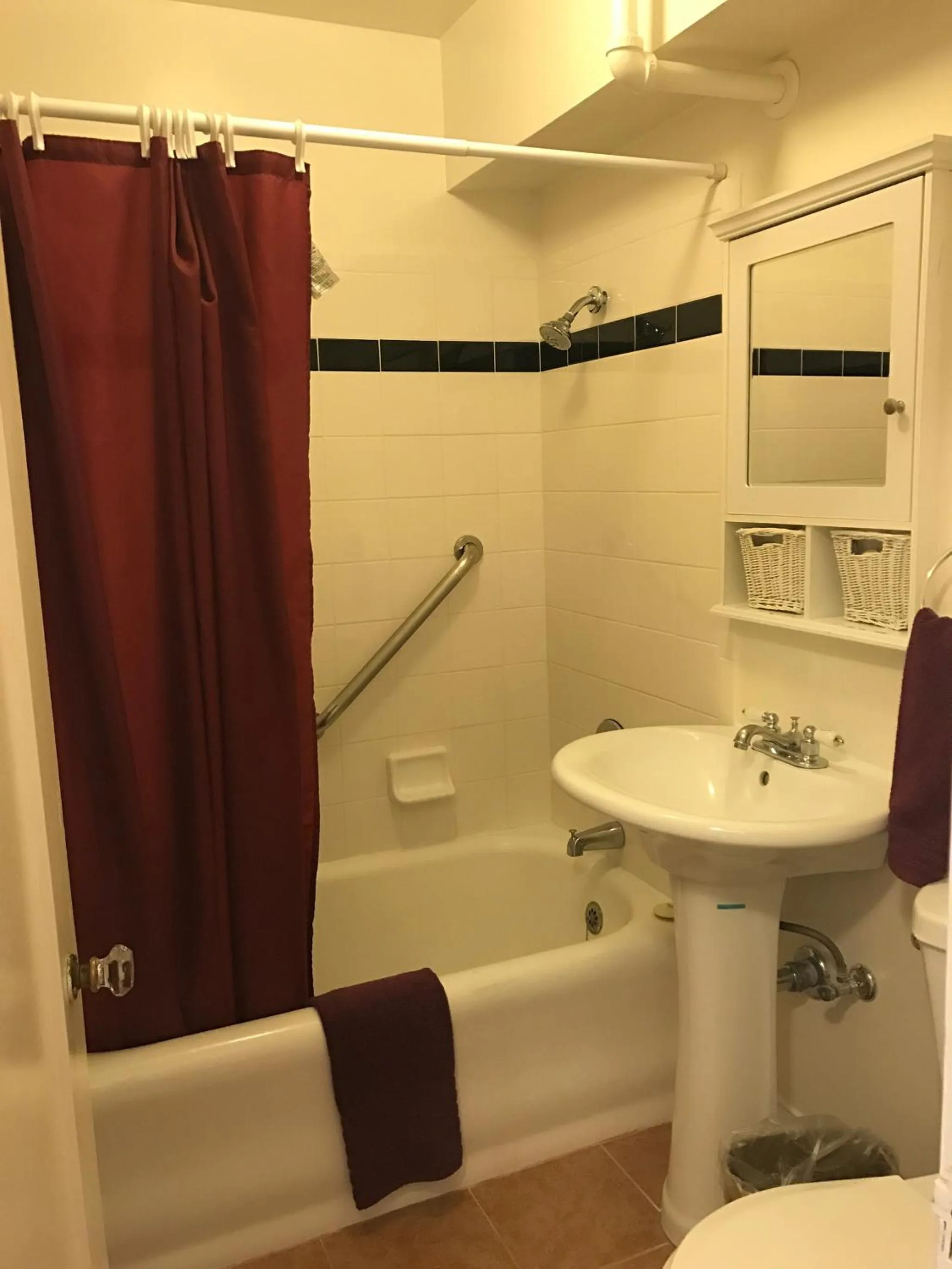 Bathroom in Mayflower Hotel