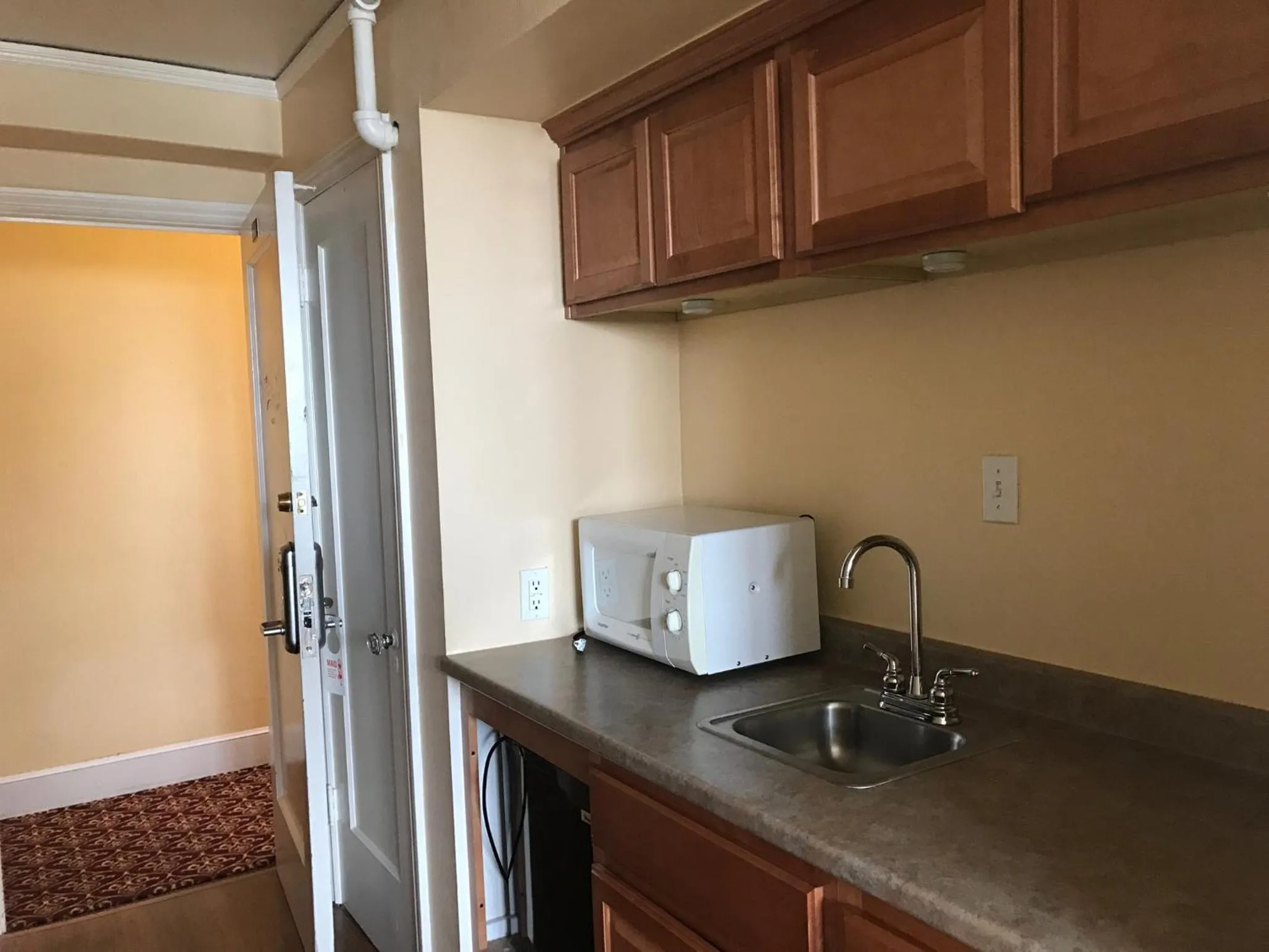 Kitchen or kitchenette in Mayflower Hotel