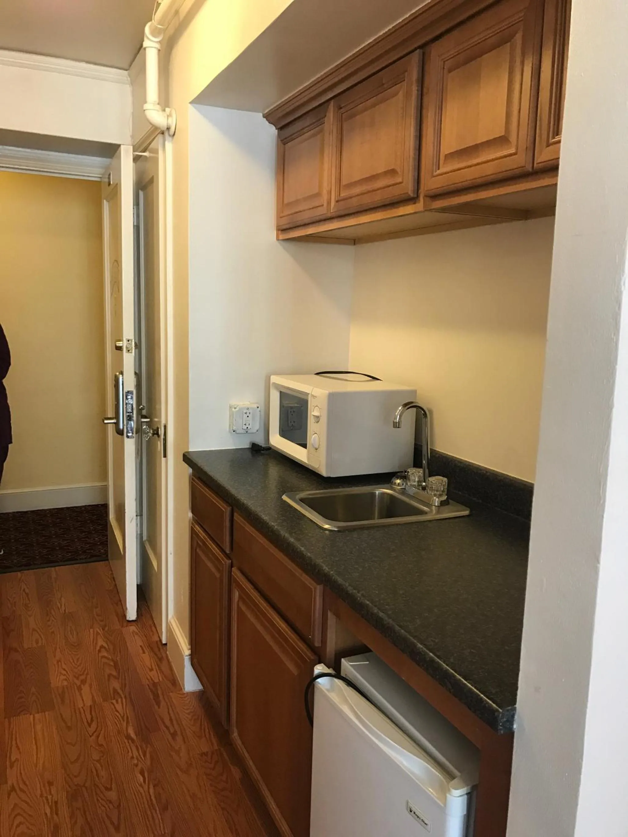 Kitchen or kitchenette in Mayflower Hotel