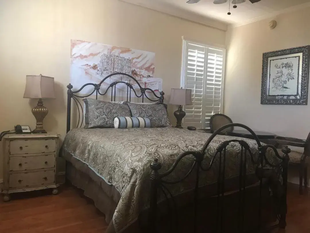 Deluxe Queen Room in Mayflower Hotel Deluxe Queen Room in Mayflower Hotel