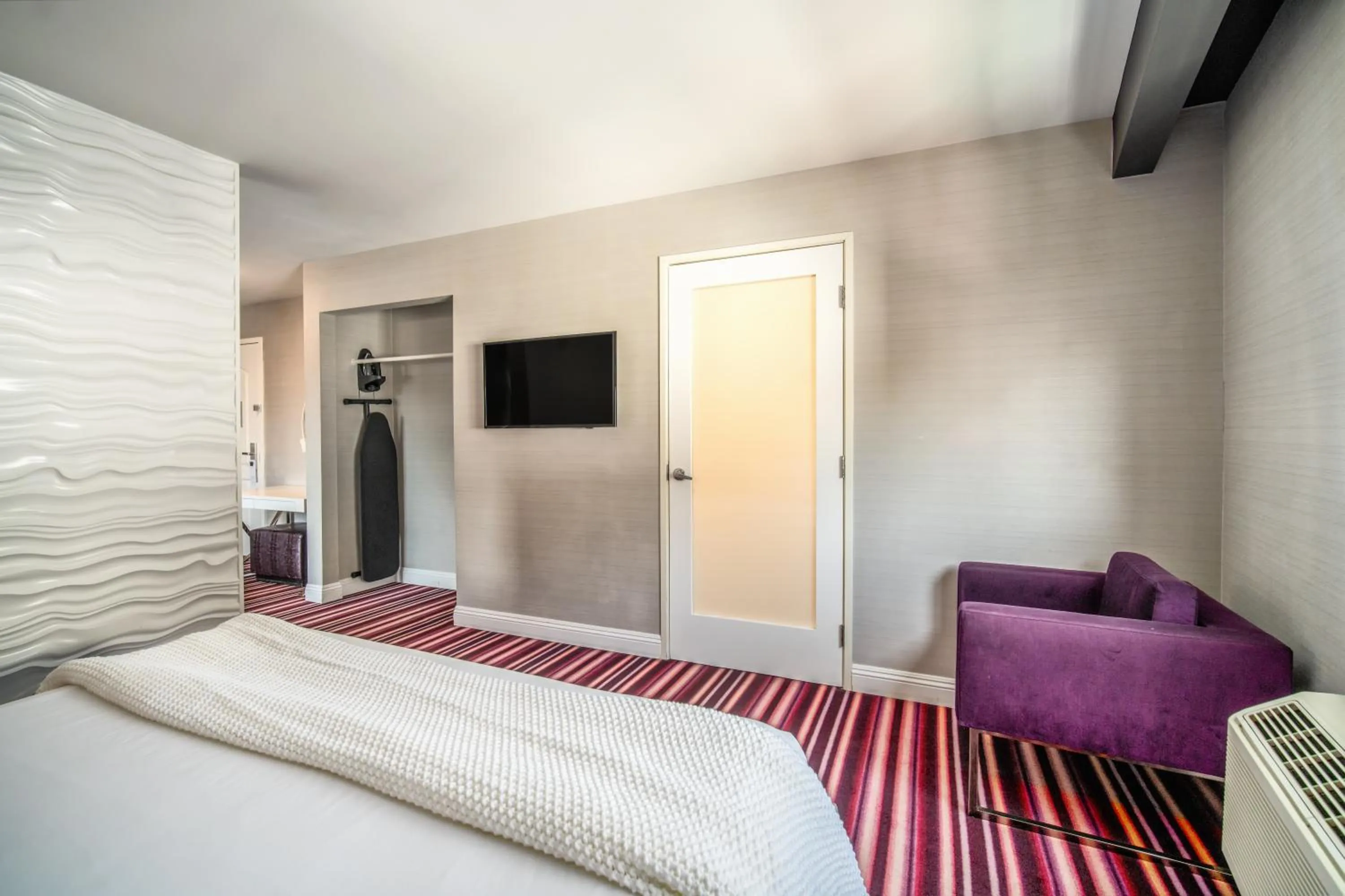 Bedroom, Bed in Lexen Hotel - Hollywood