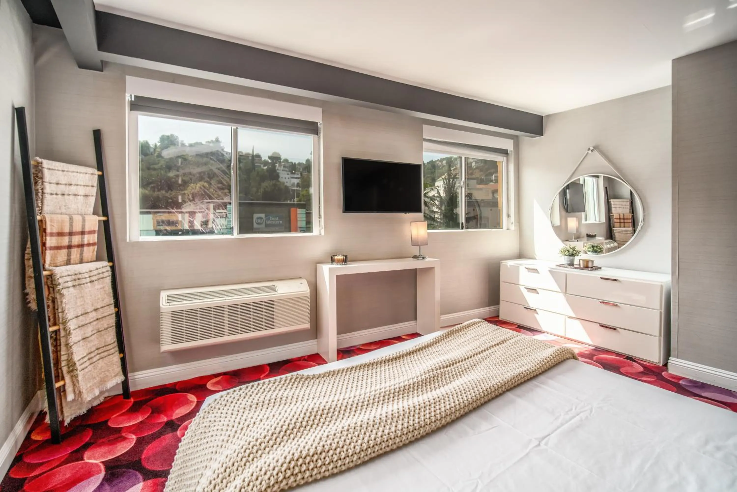 Bed in Lexen Hotel - Hollywood Walk of Fame-Universal Studios