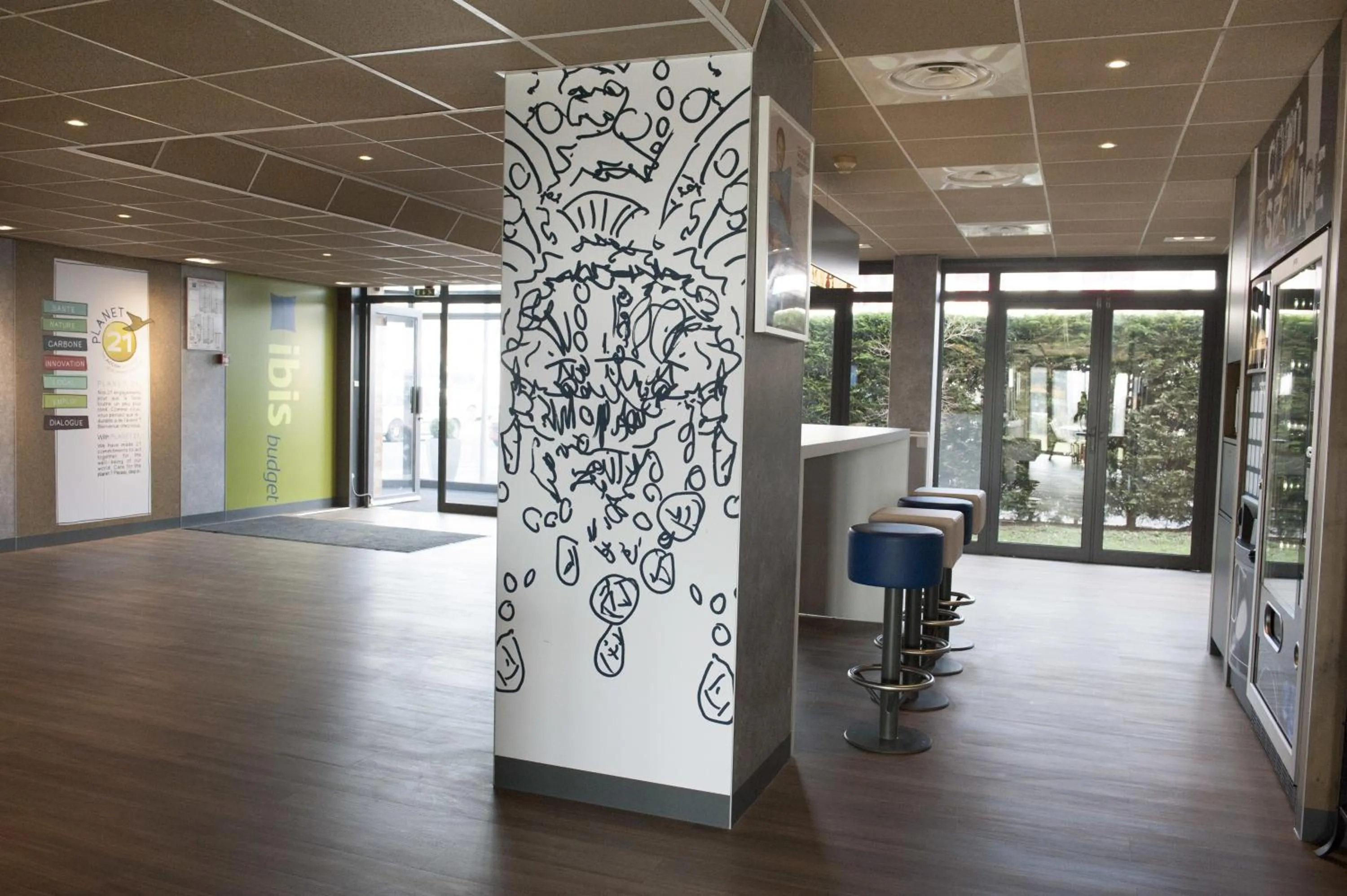 Lounge or bar in ibis budget Goussainville Charles de Gaulle