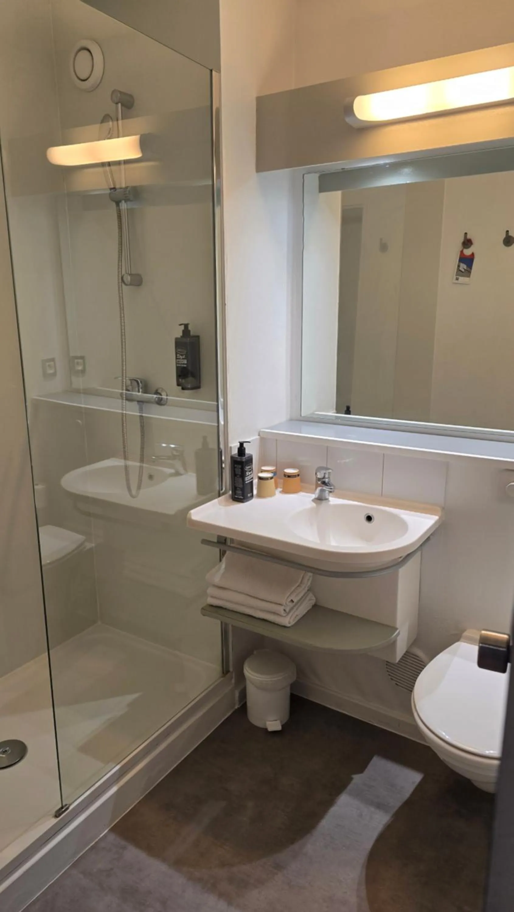 Shower in ibis budget Goussainville Charles de Gaulle
