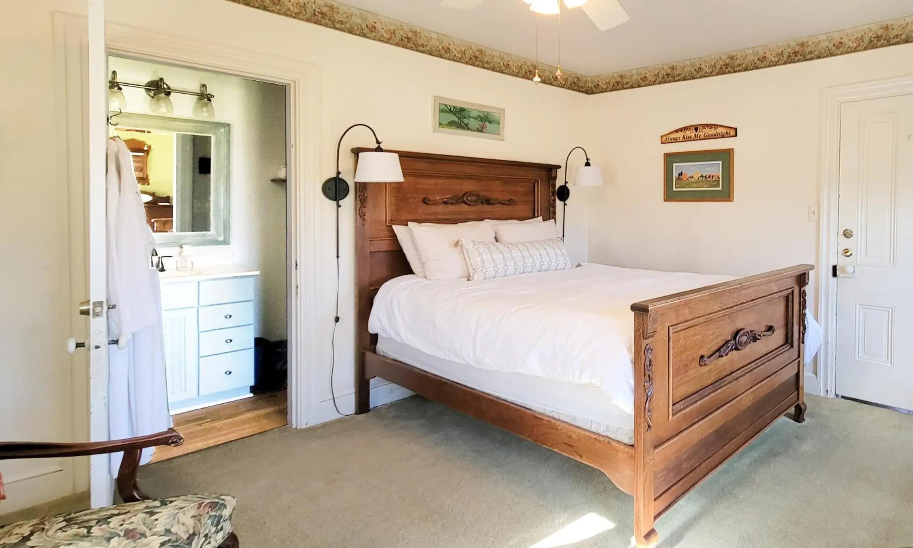 Queen Room in Pheasant Field Bed and Breakfast Queen Room in Pheasant Field Bed and Breakfast