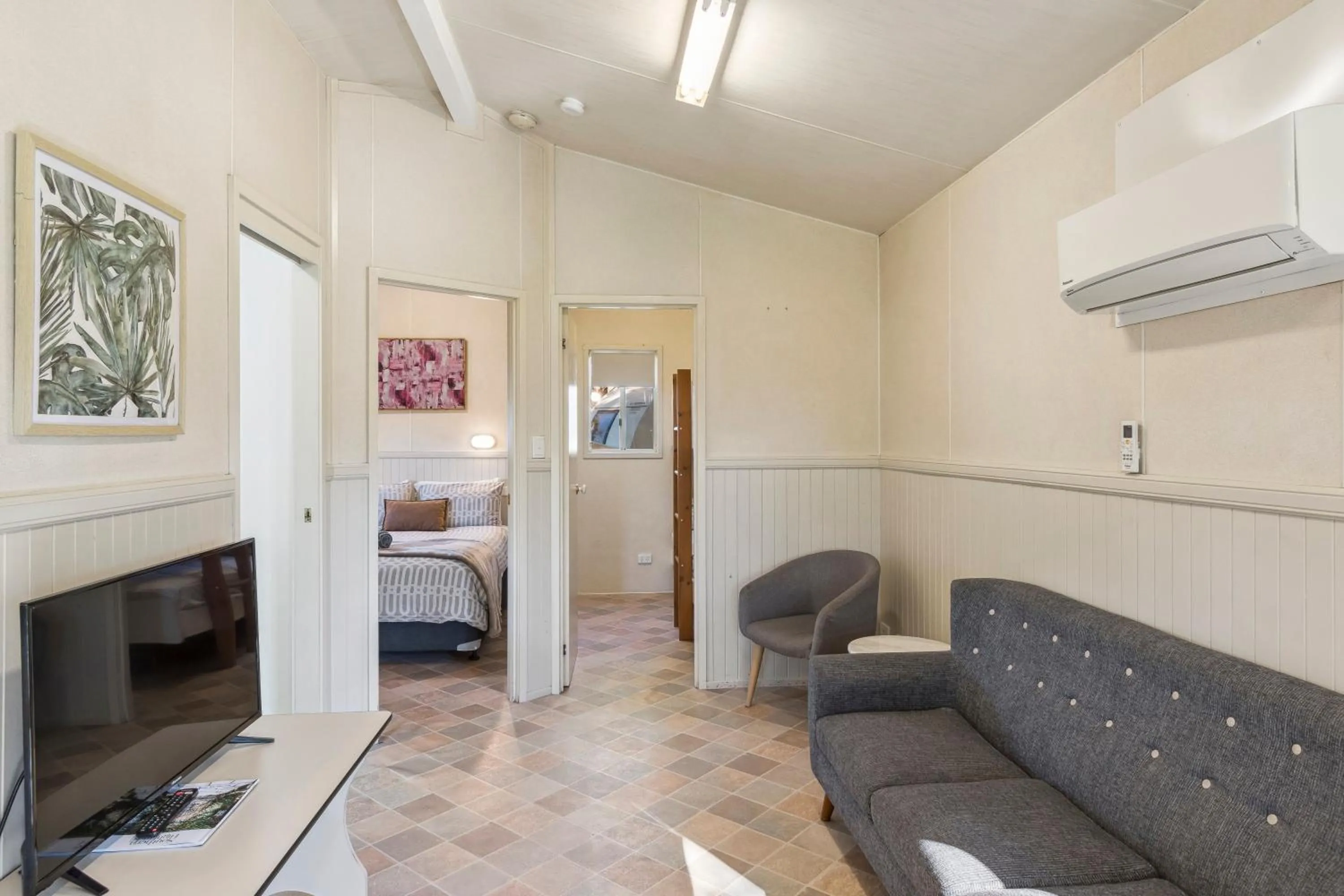 Living room, Bed in Mittagong Holiday Park