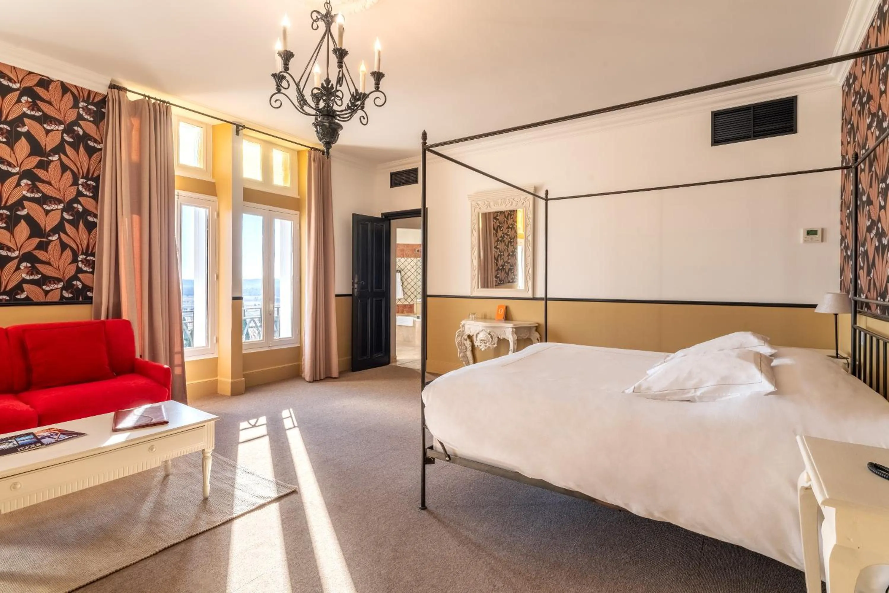 Living room, Bed in Hostellerie du Château des Fines Roches