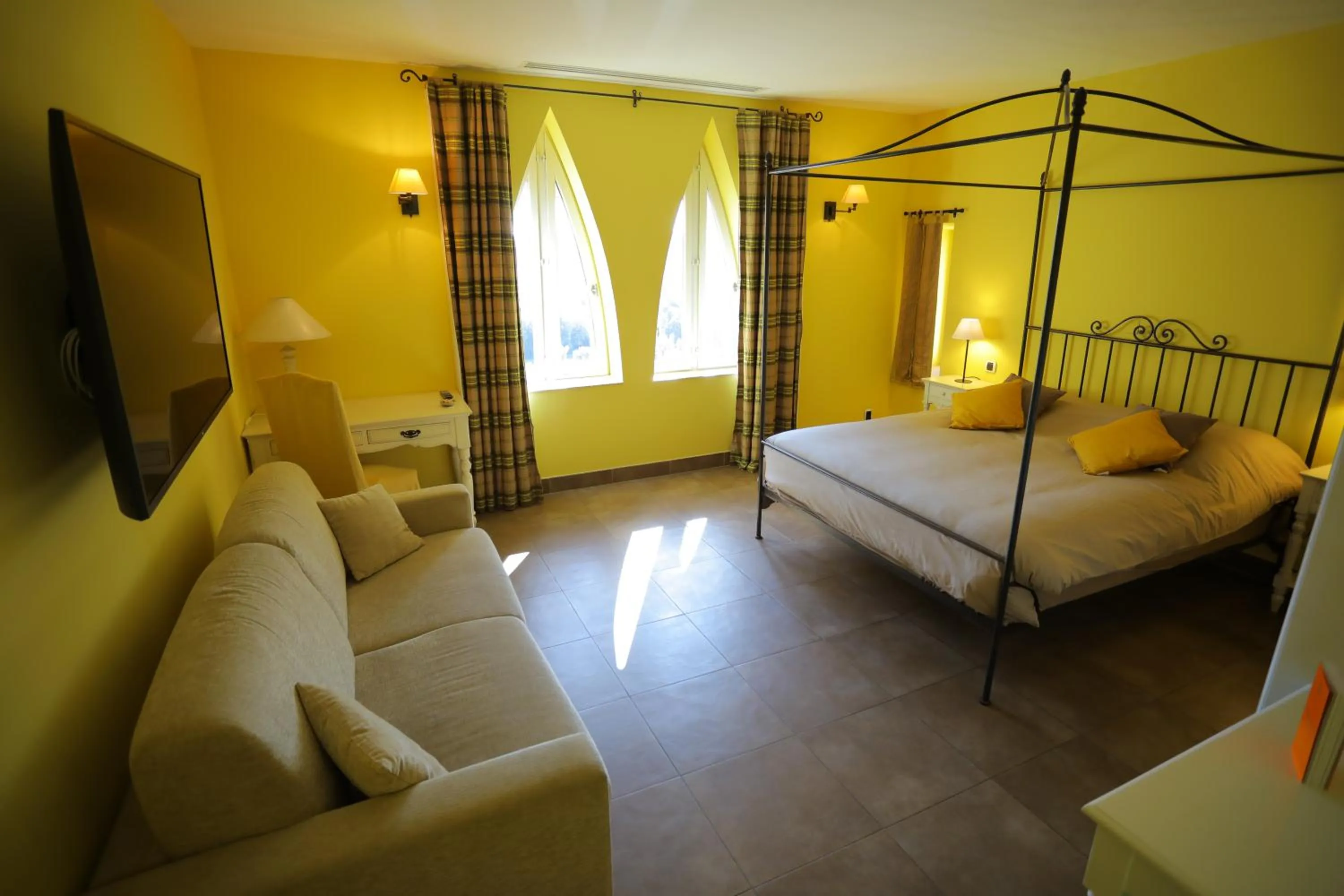 Bedroom, Bed in Hostellerie du Château des Fines Roches